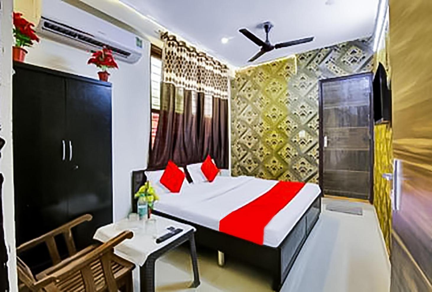 Bliss - Near Lajpat Nagar Metro 3* New Delhi