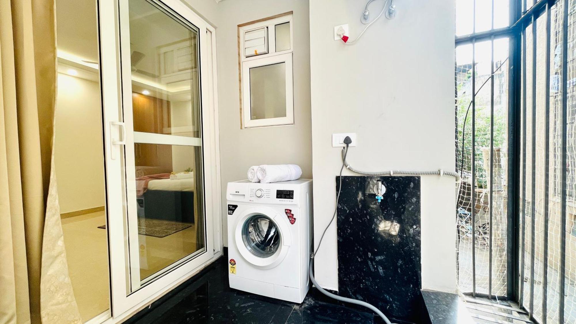 Bluo Elegant 4bhk Saket - Lift, Balcony, Parking Apartment New Delhi