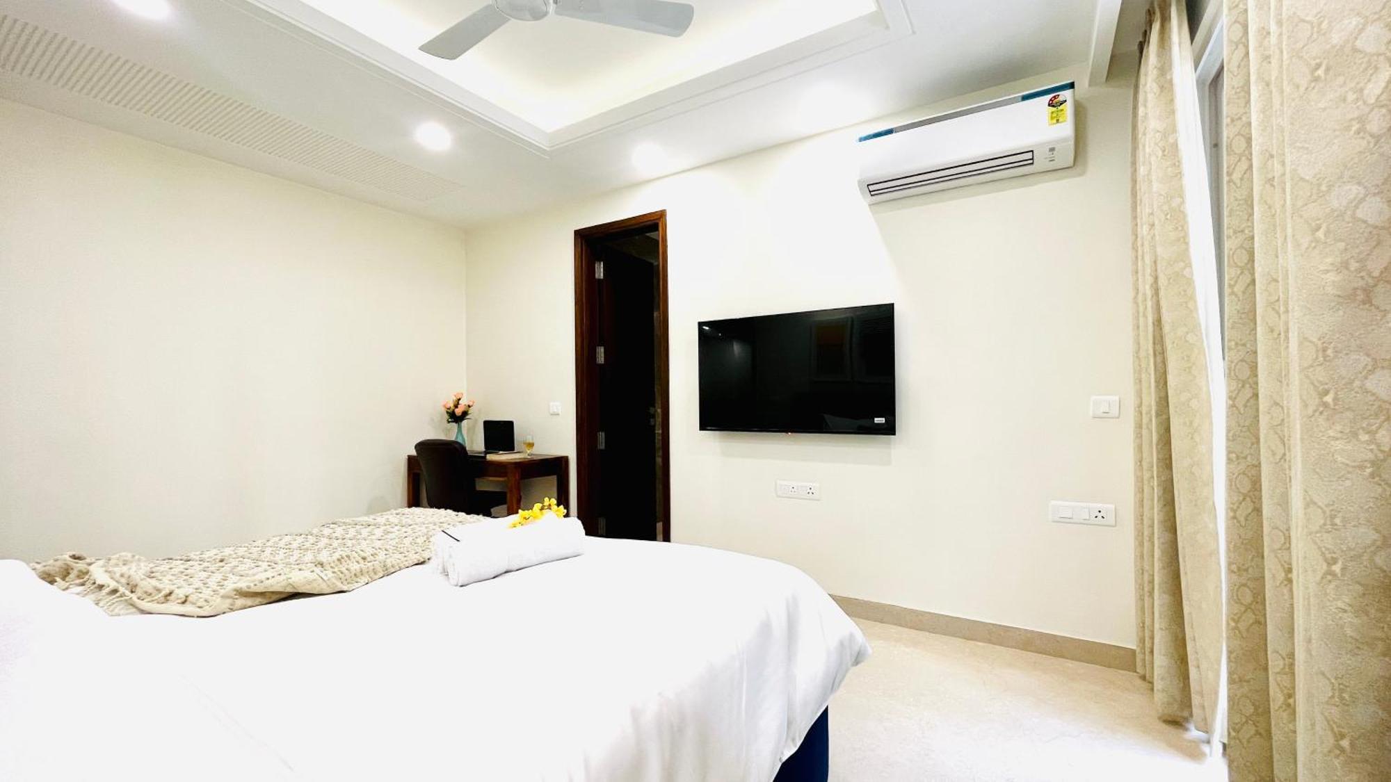 Bluo Elegant 4bhk Saket - Lift, Balcony, Parking Apartment New Delhi