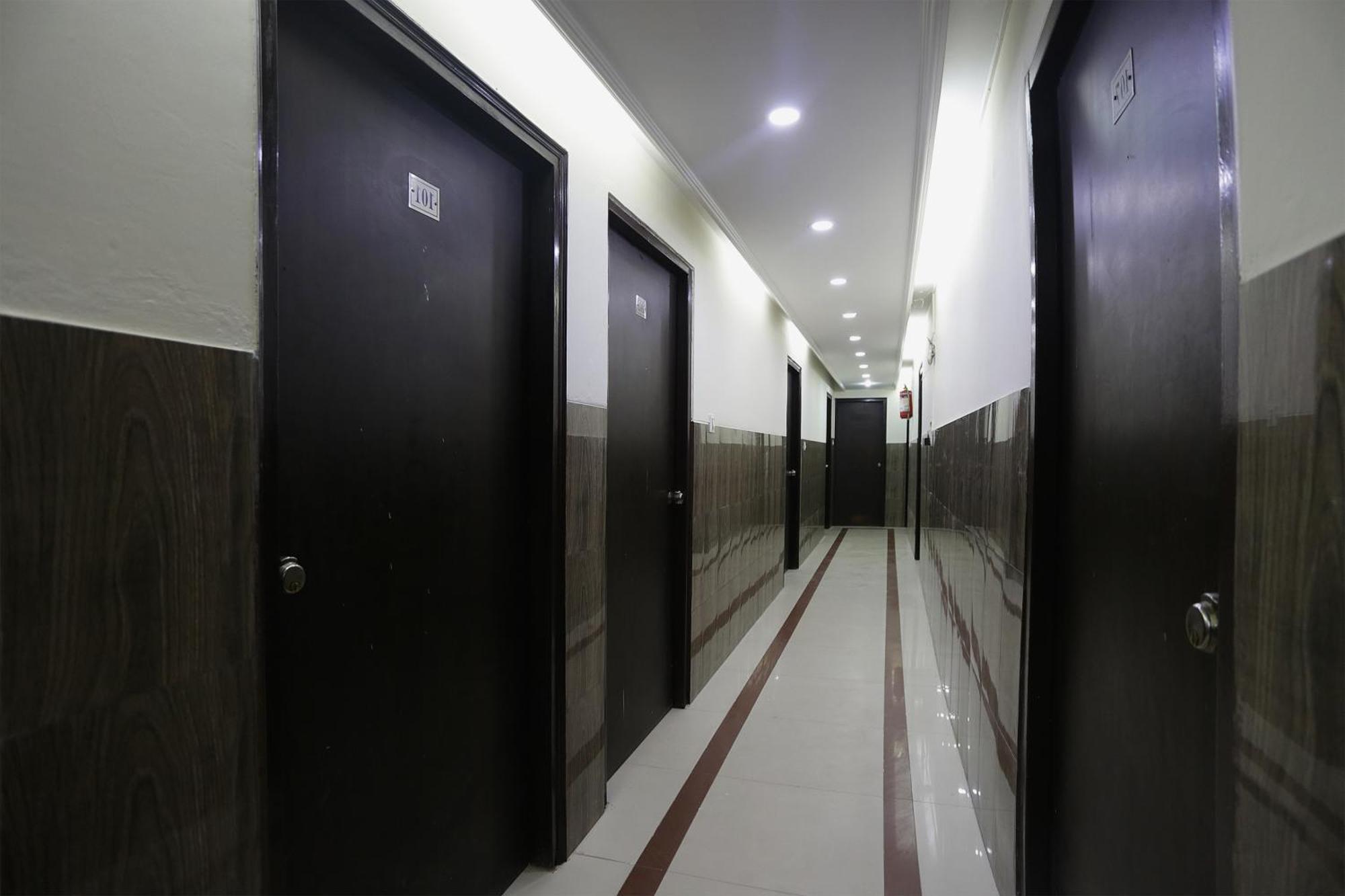Hotel O Lite Near Delhi Airport 3*