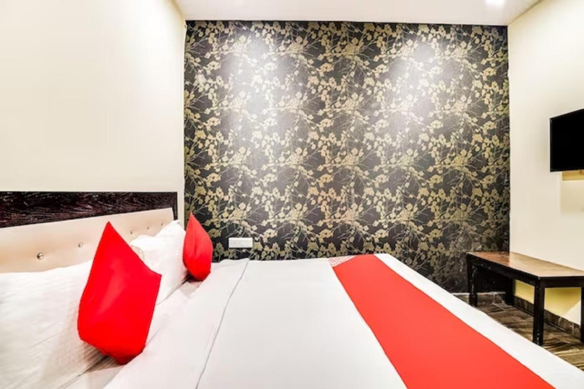 Hotel Royal At Tilak Nagar 3*