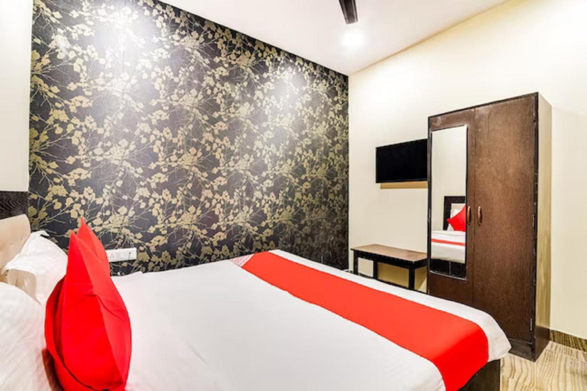 Hotel Royal At Tilak Nagar 3*
