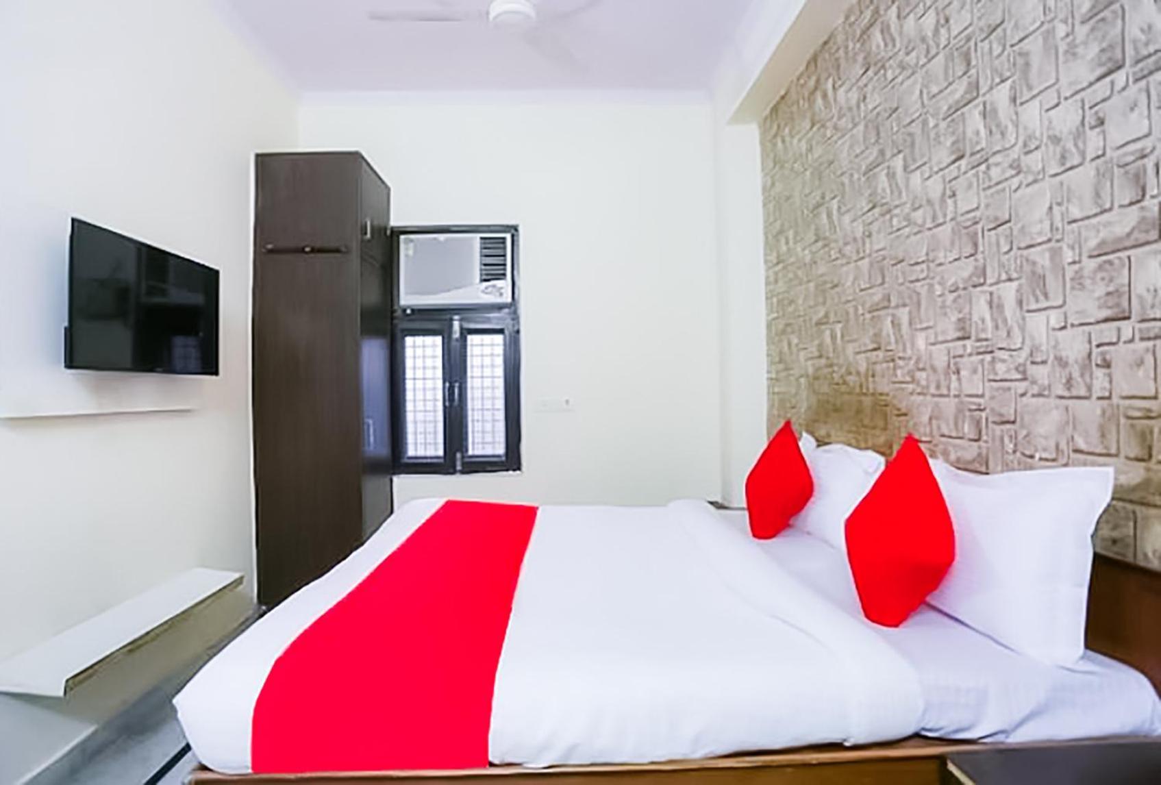 Roomshala 087 Green High - Laxmi Nagar Near Metro Hotel