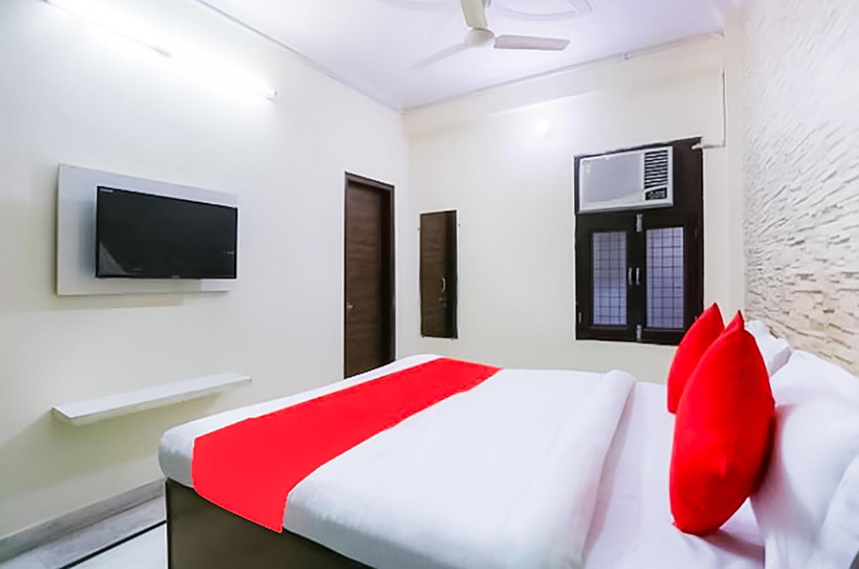 Roomshala 087 Green High - Laxmi Nagar Near Metro 3*