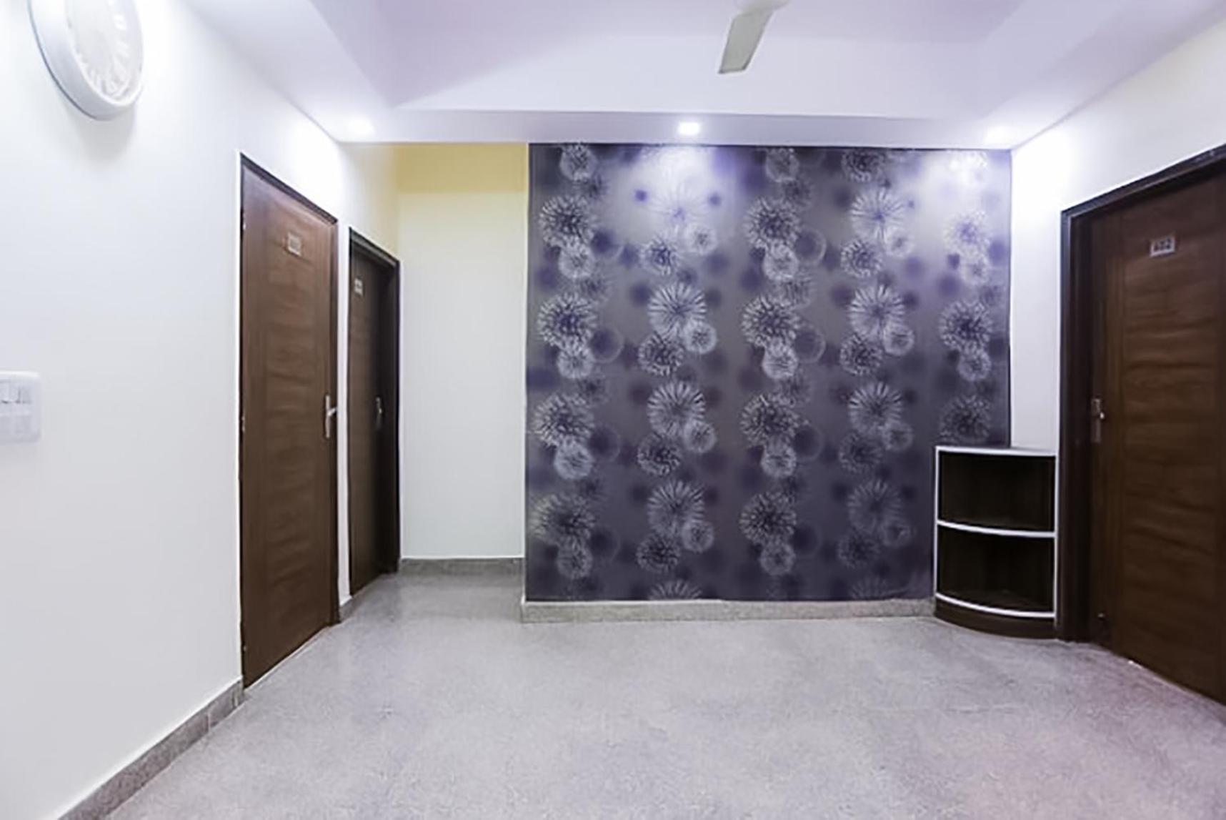 Hotel Roomshala 087 Green High - Laxmi Nagar Near Metro New Delhi
