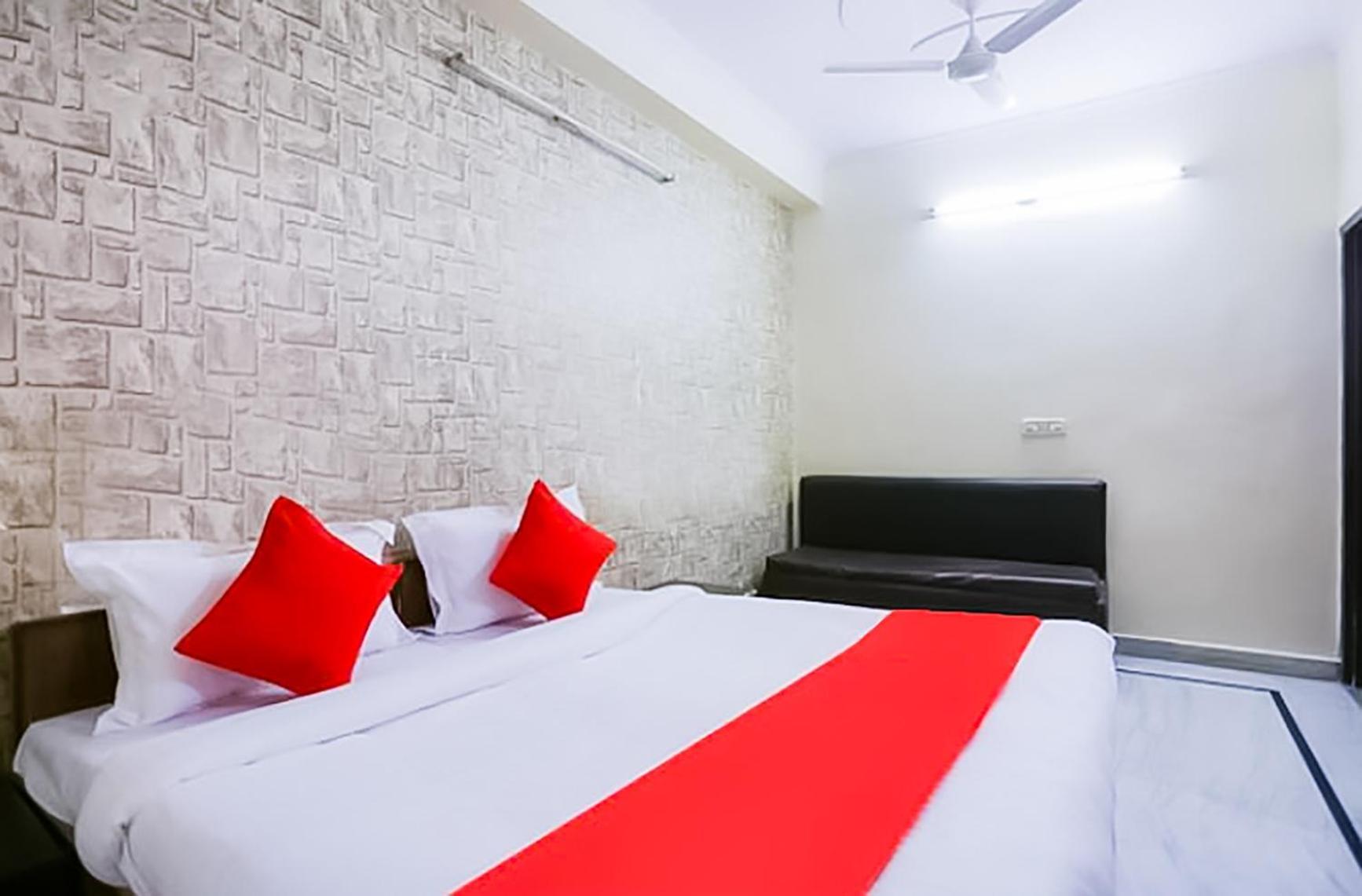 Hotel Roomshala 087 Green High - Laxmi Nagar Near Metro