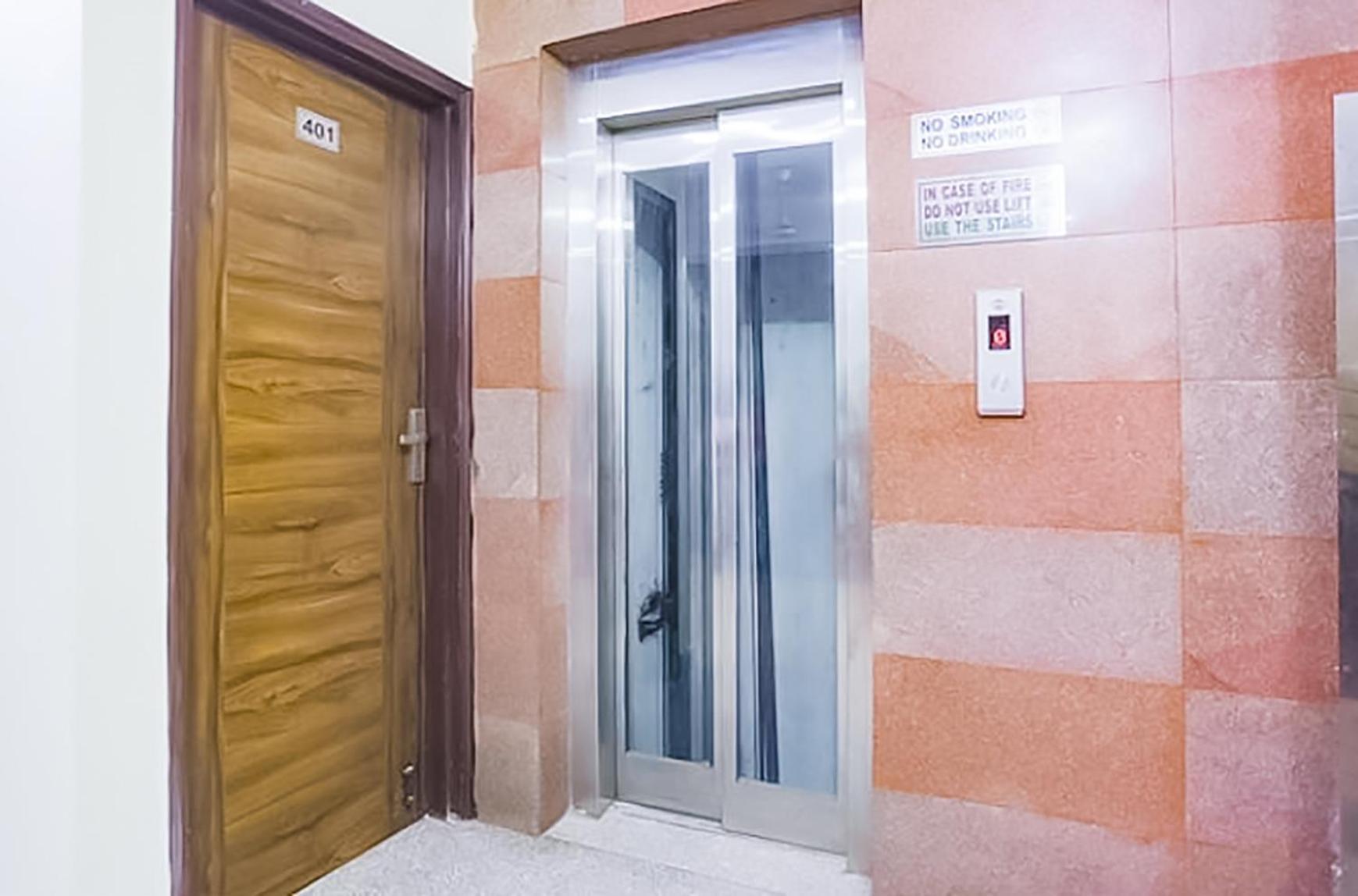 Hotel Roomshala 087 Green High - Laxmi Nagar Near Metro 3*