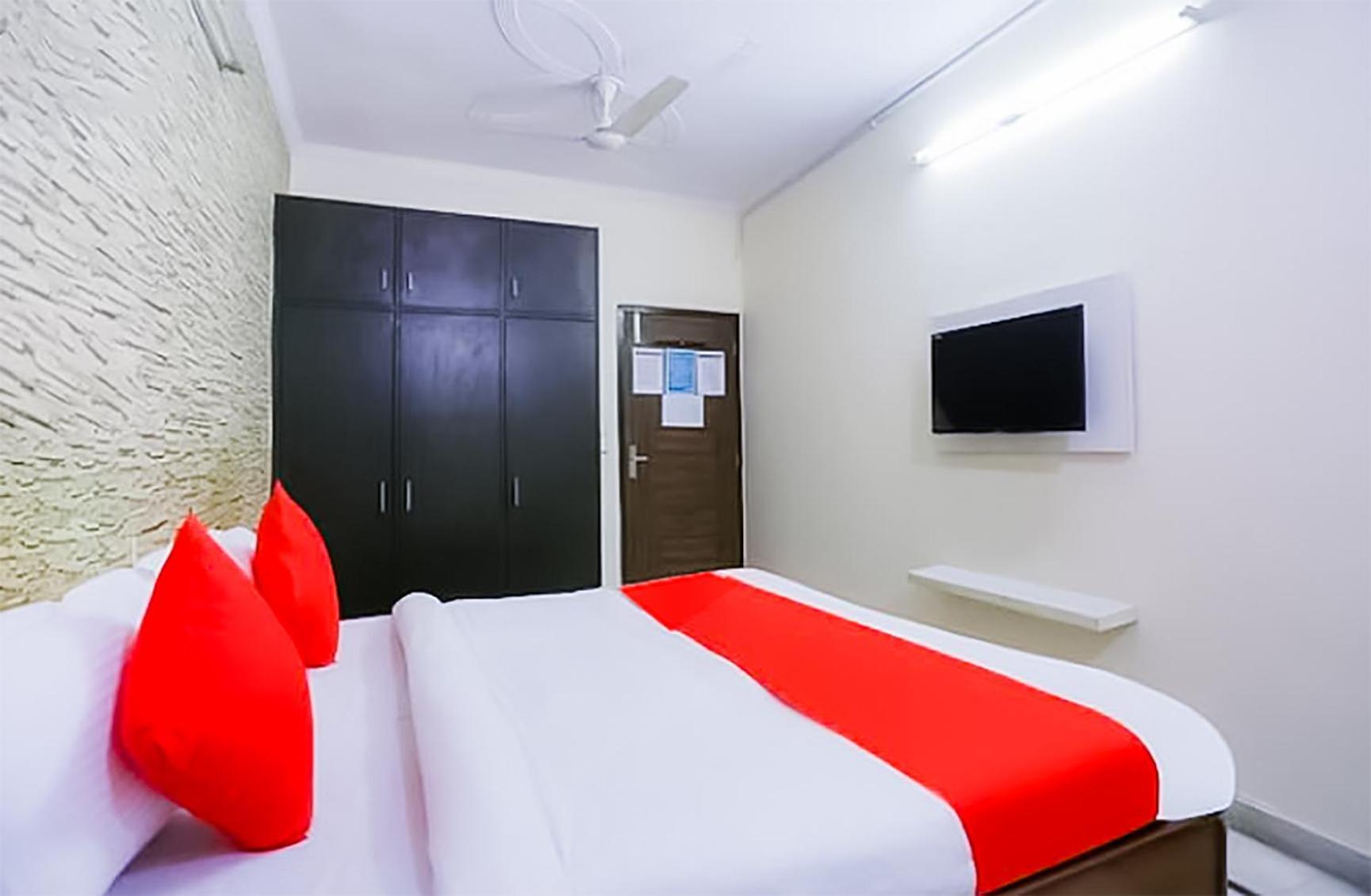 Roomshala 087 Green High - Laxmi Nagar Near Metro