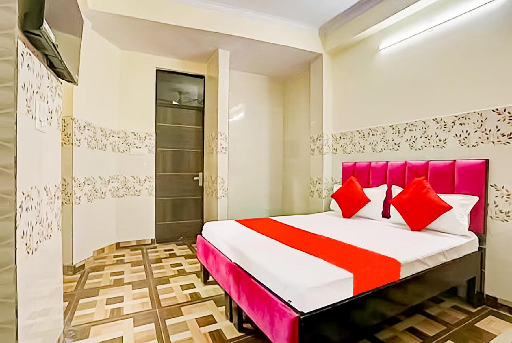 Hotel Roomshala 087 Green High - Laxmi Nagar Near Metro 3*