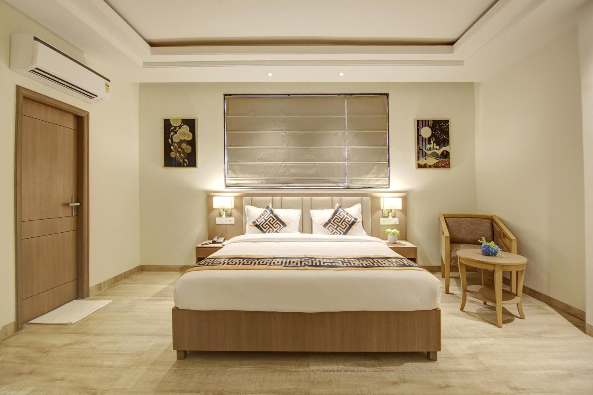 City Lite Near Igi Airport Hotel 4*