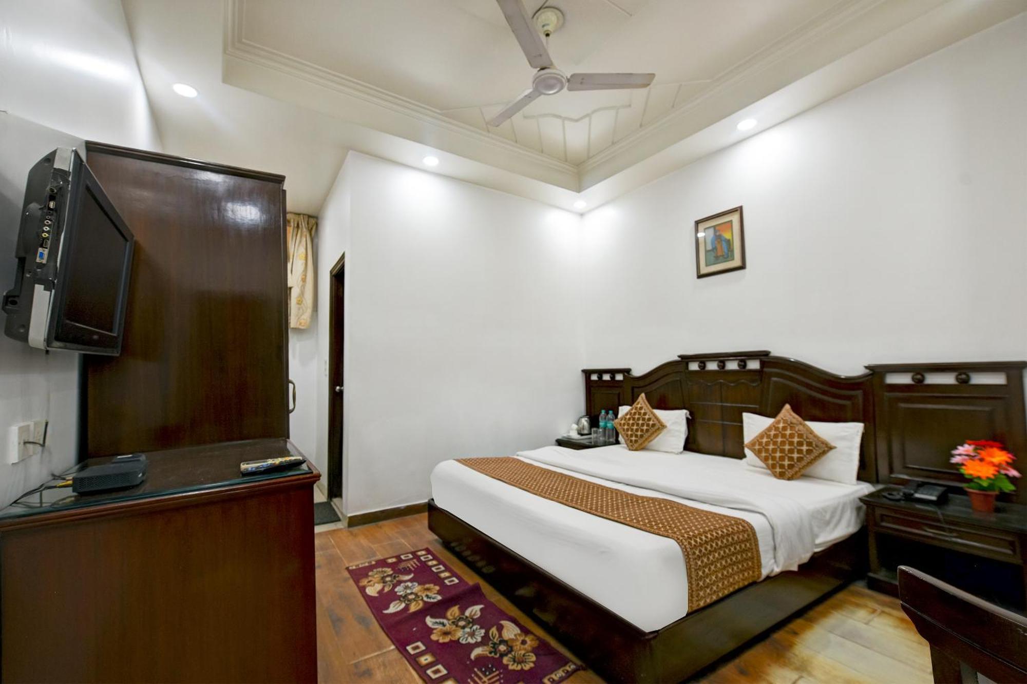 Hotel Legend - Walk-in From Railway Station 3*