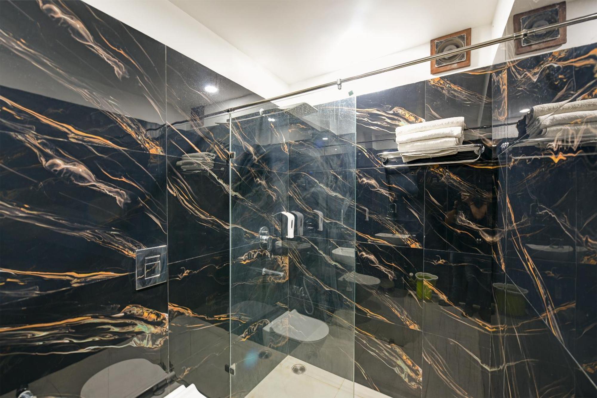 Hotel Legend - Walk-in From Railway Station New Delhi