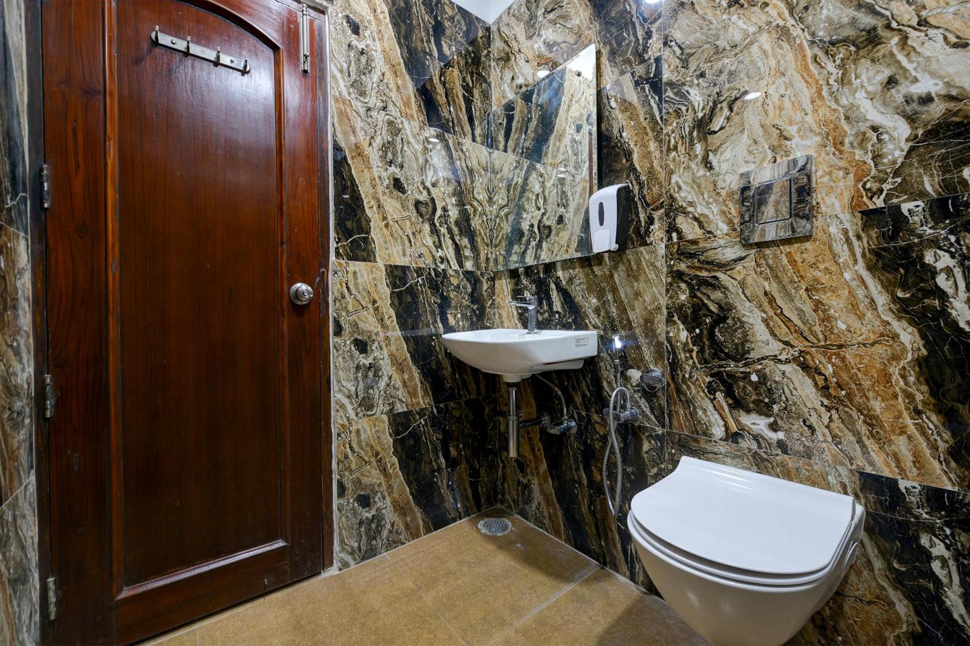 Hotel Legend - Walk-in From Railway Station New Delhi