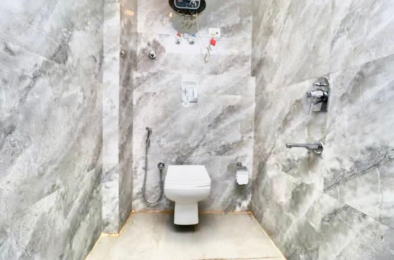 Seven Suites Near Igi International Airport New Delhi