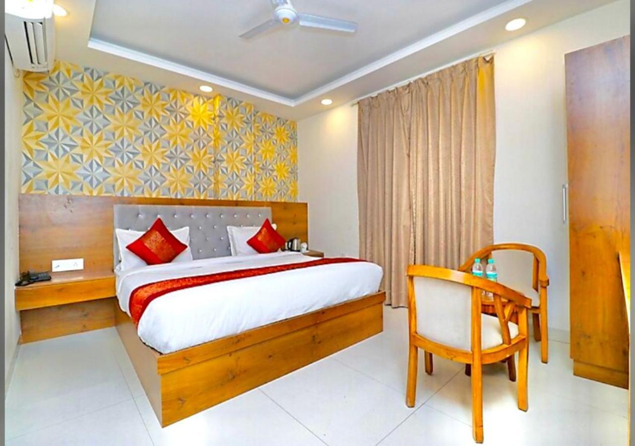 Seven Suites Near Igi International Airport Hotel