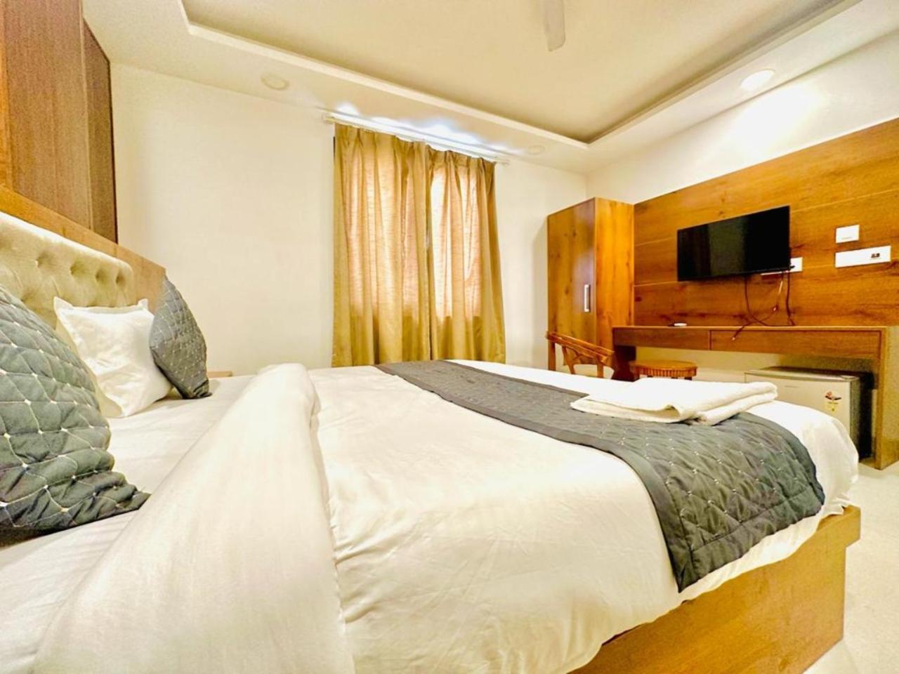 Seven Suites Near Igi International Airport 4*