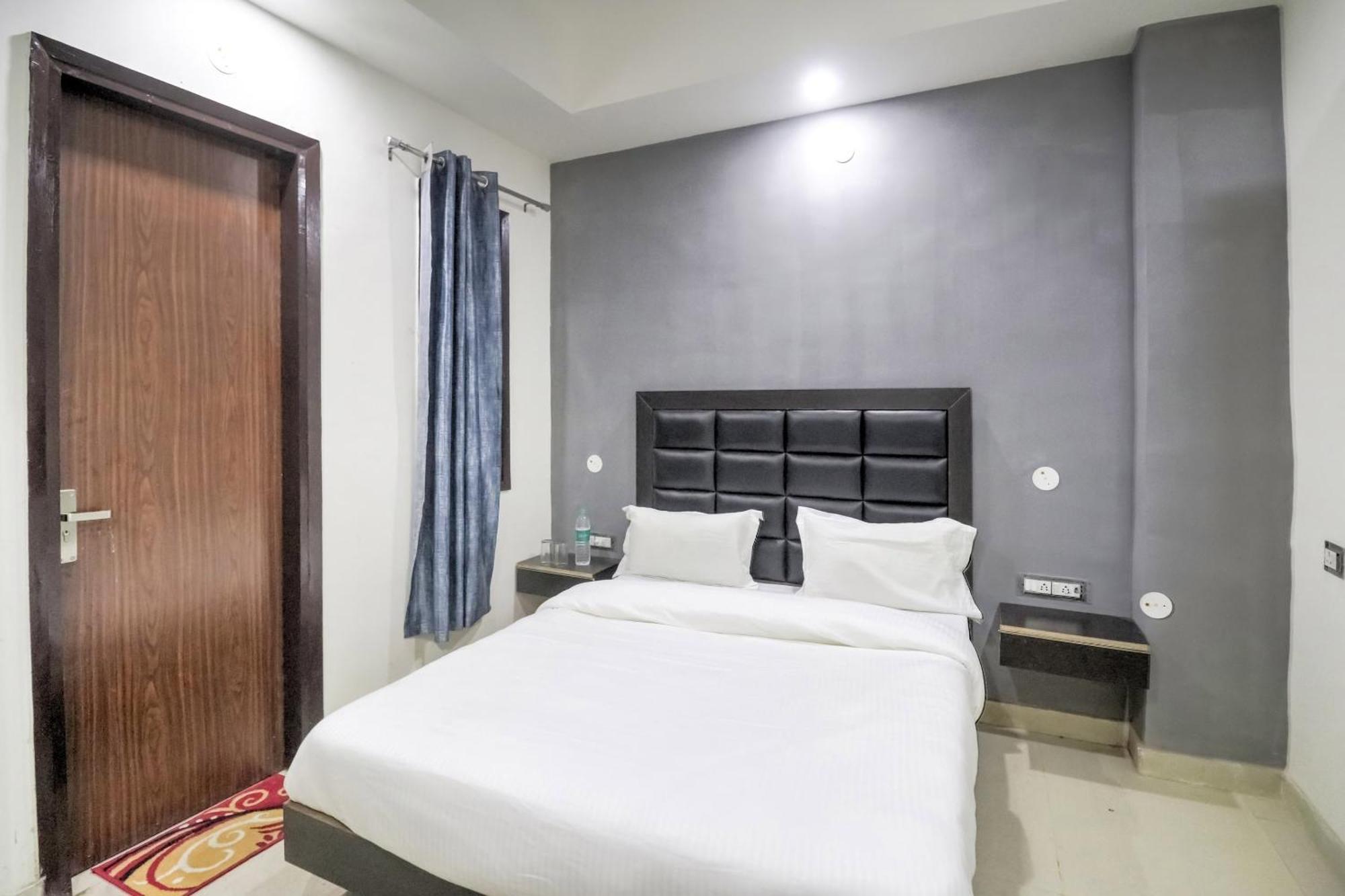 Collection O Mahavir Enclave Near Dashrath Puri Metro Station New Delhi