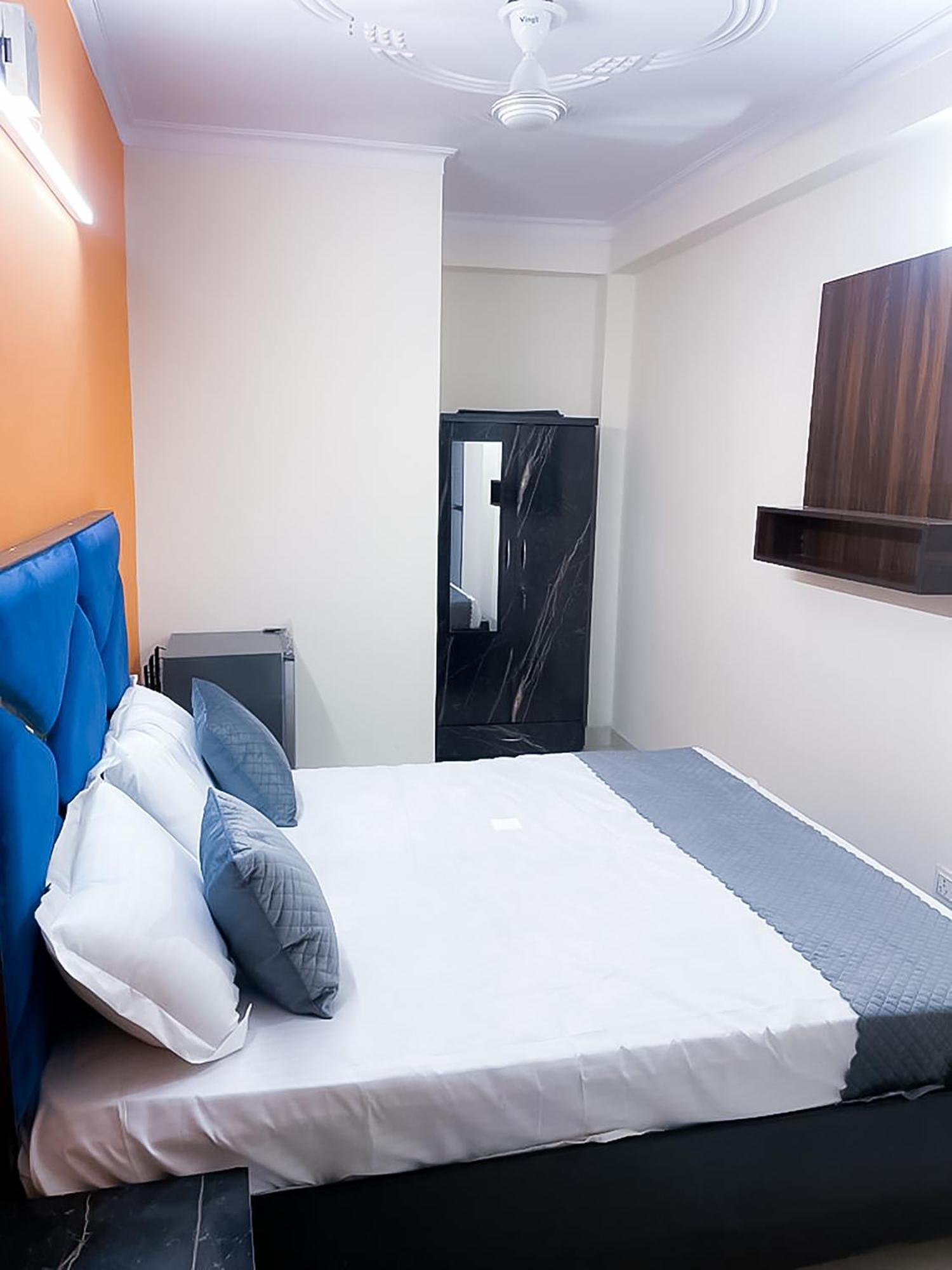 Roomshala 123 Happy Homes- Near Saket Metro 3*