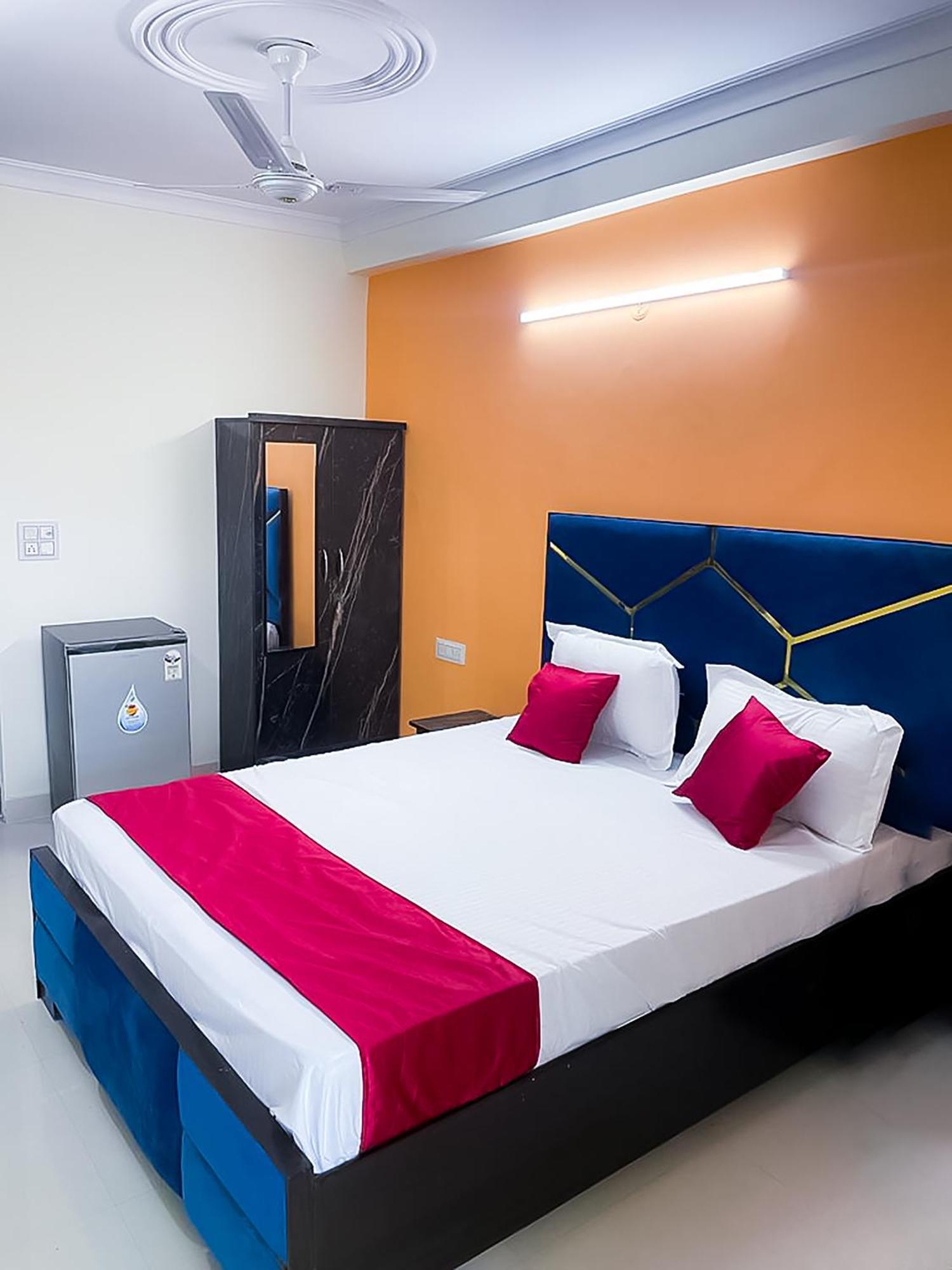 Roomshala 123 Happy Homes- Near Saket Metro Hotel New Delhi