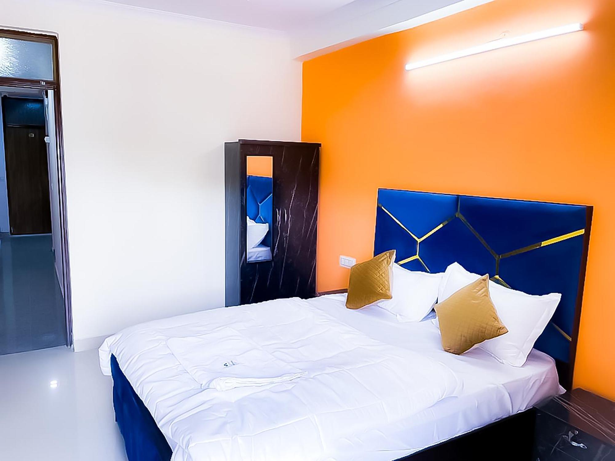 Roomshala 123 Happy Homes- Near Saket Metro 3* New Delhi