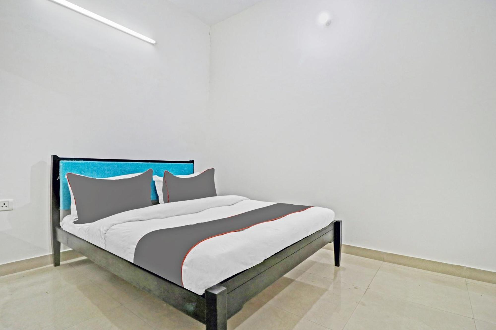Hotel Capital O Saket Near Dlf Avenue Saket 3*
