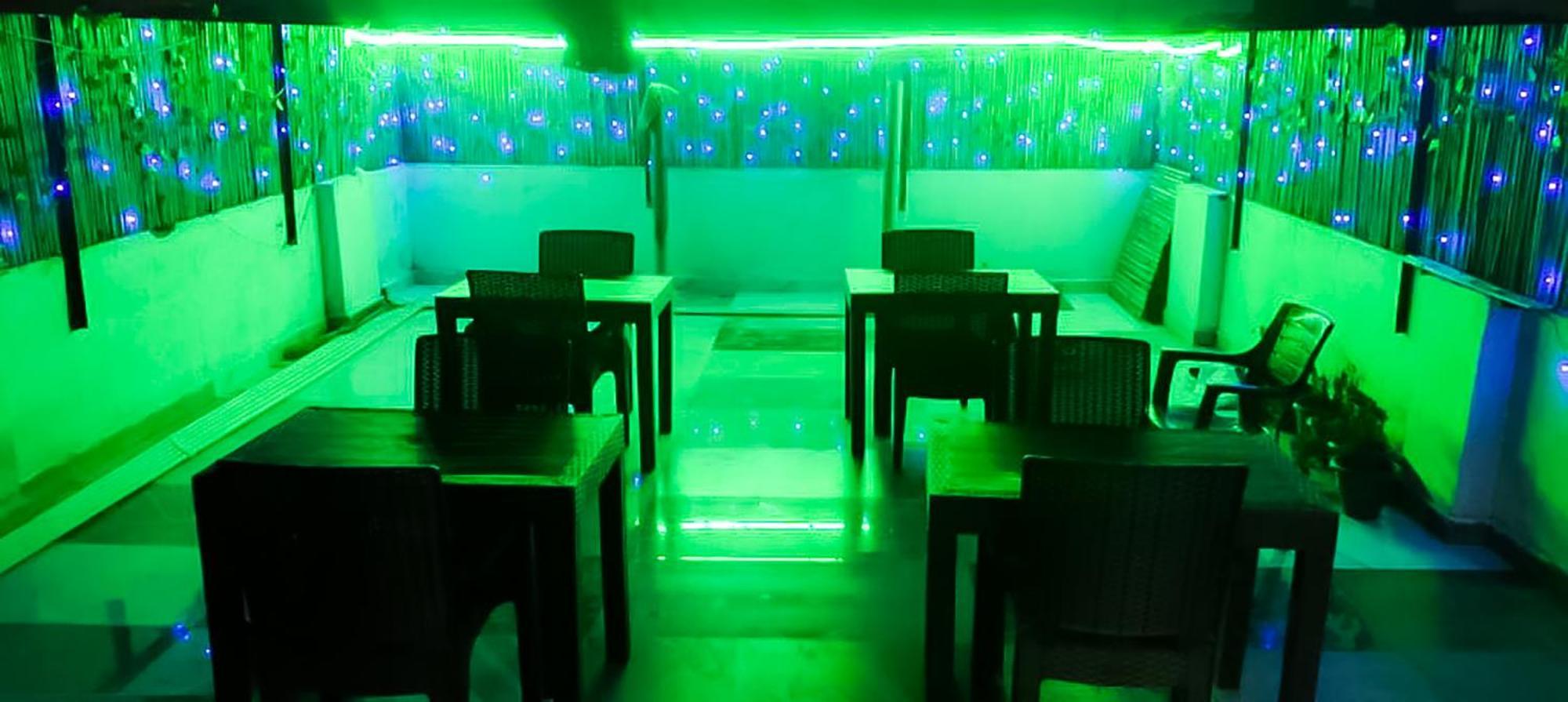 Roomshala 123 Happy Homes- Near Saket Metro 3* New Delhi