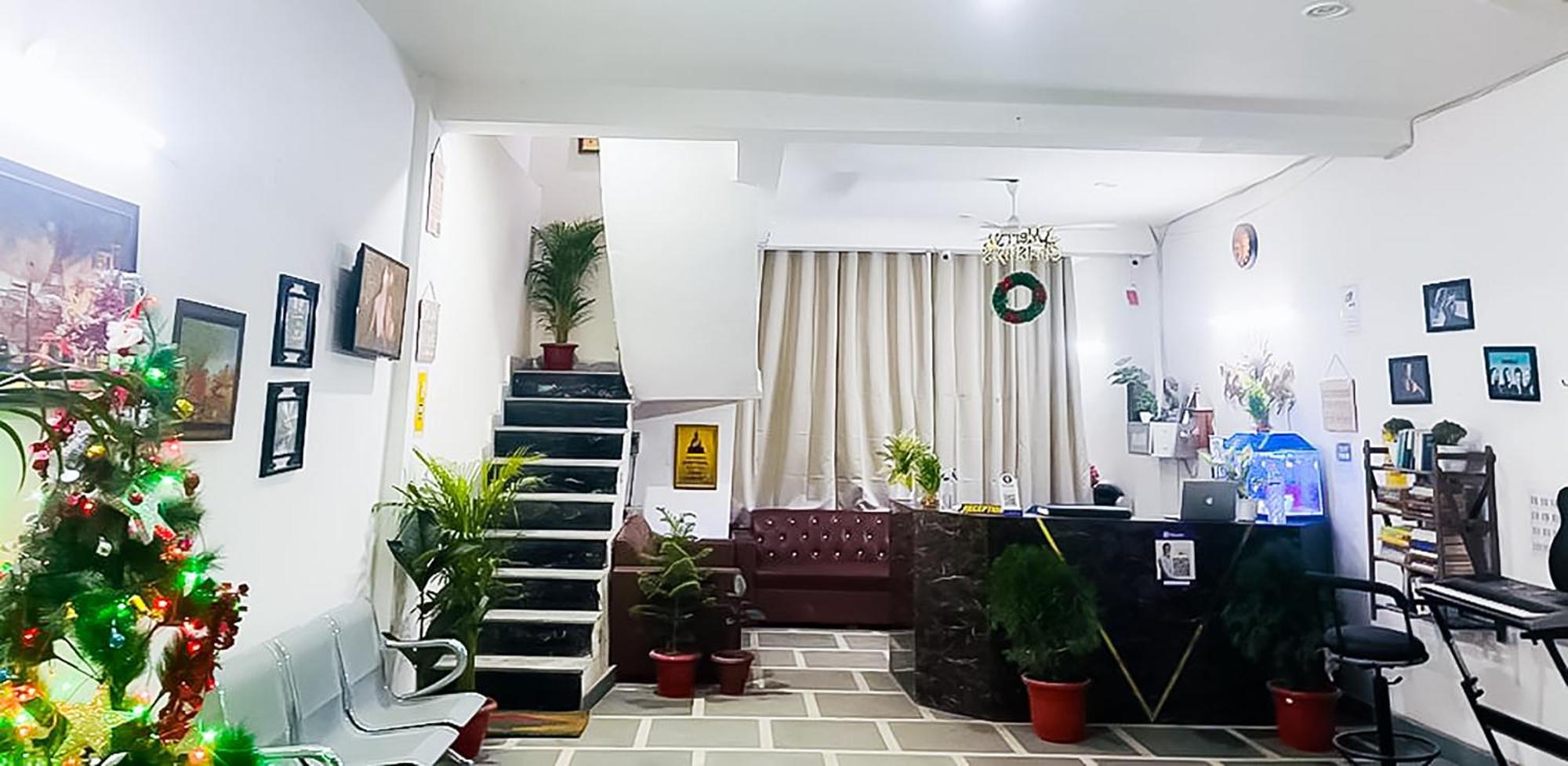 Hotel Roomshala 123 Happy Homes- Near Saket Metro