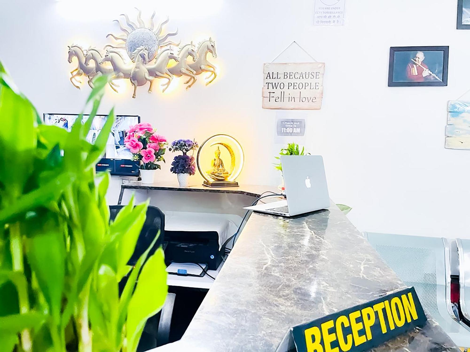 Roomshala 123 Happy Homes- Near Saket Metro Hotel 3*