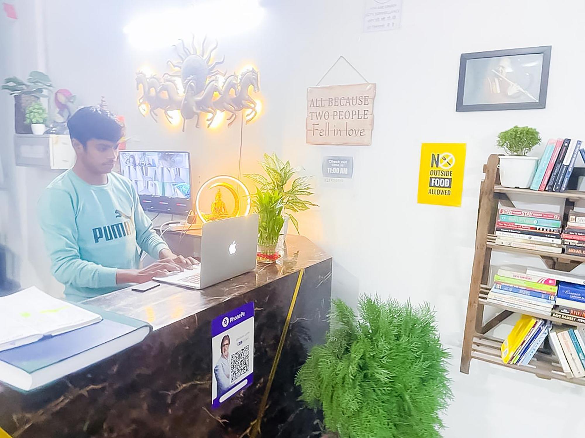 Hotel Roomshala 123 Happy Homes- Near Saket Metro 3*