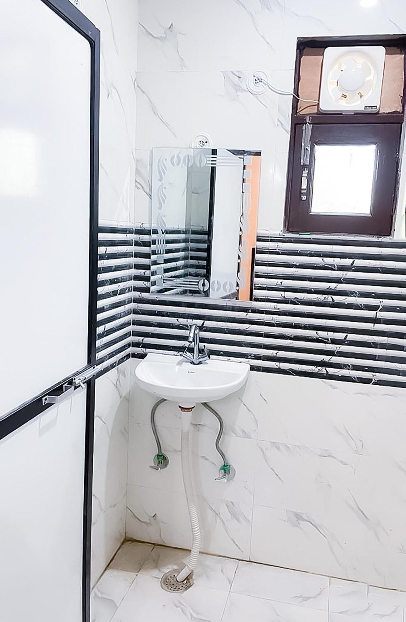 Roomshala 123 Happy Homes- Near Saket Metro 3* New Delhi