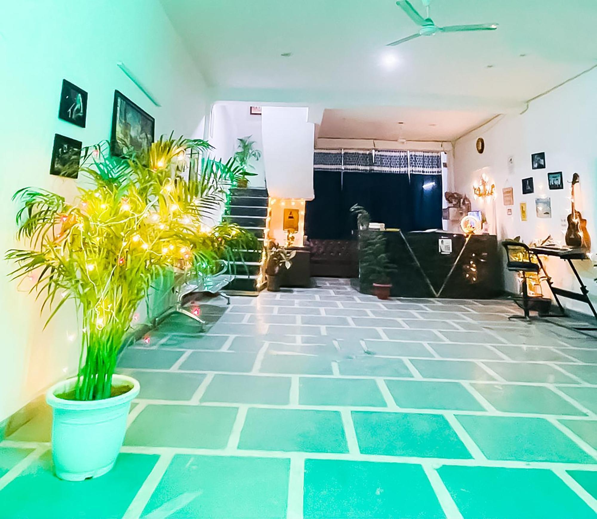 Roomshala 123 Happy Homes- Near Saket Metro Hotel