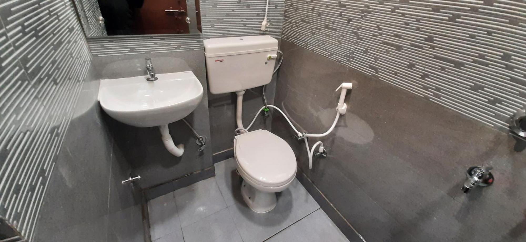 Aggarwal In Independent Flat With Private Kitchen Washroom Fridge Android Tv Wi Fi And Cooking Utensils For Self Cooking New Delhi