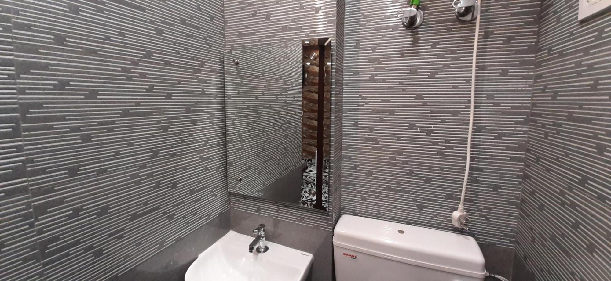 Apartamento Aggarwal In Independent Flat With Private Kitchen Washroom Fridge Android Tv Wi Fi And Cooking Utensils For Self Cooking Nova Deli