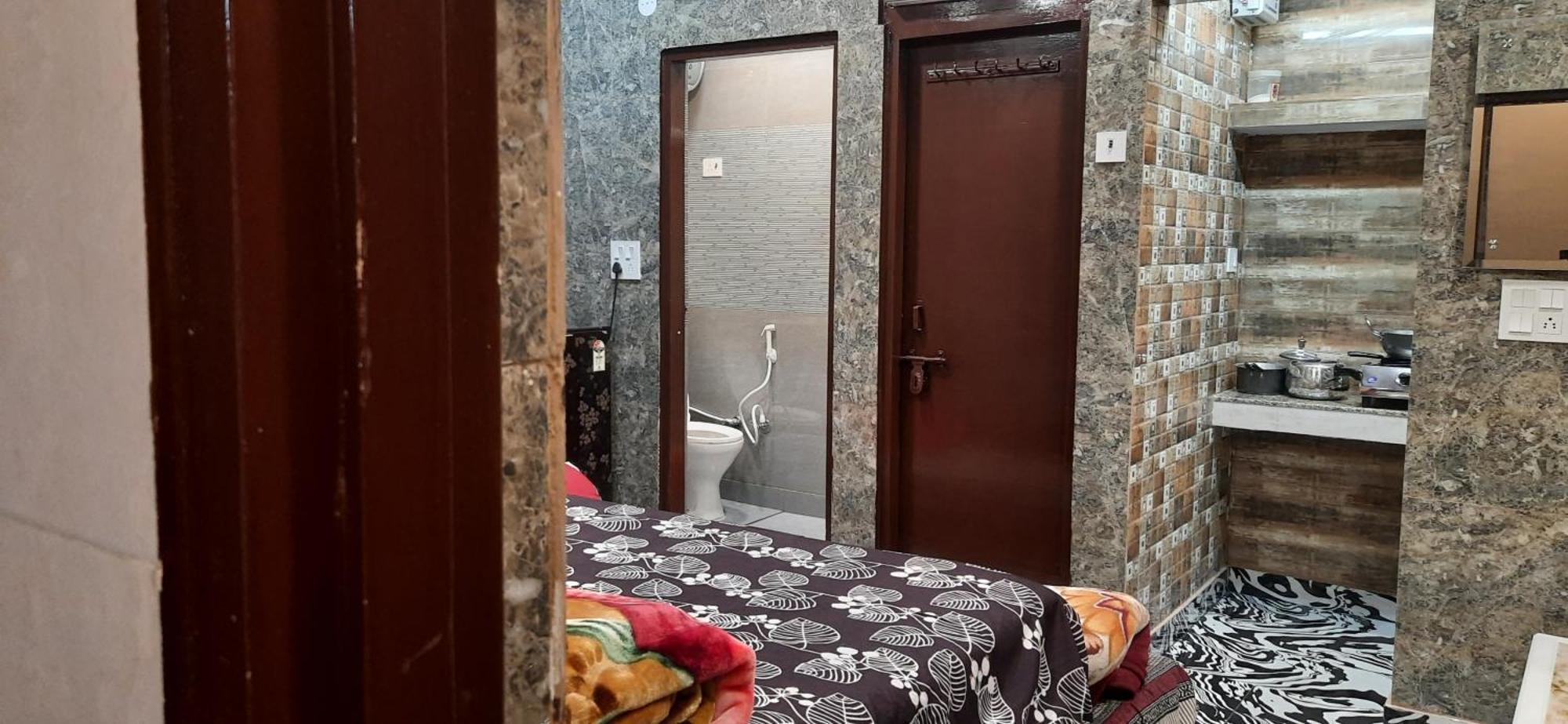 Aggarwal In Independent Flat With Private Kitchen Washroom Fridge Android Tv Wi Fi And Cooking Utensils For Self Cooking New Delhi