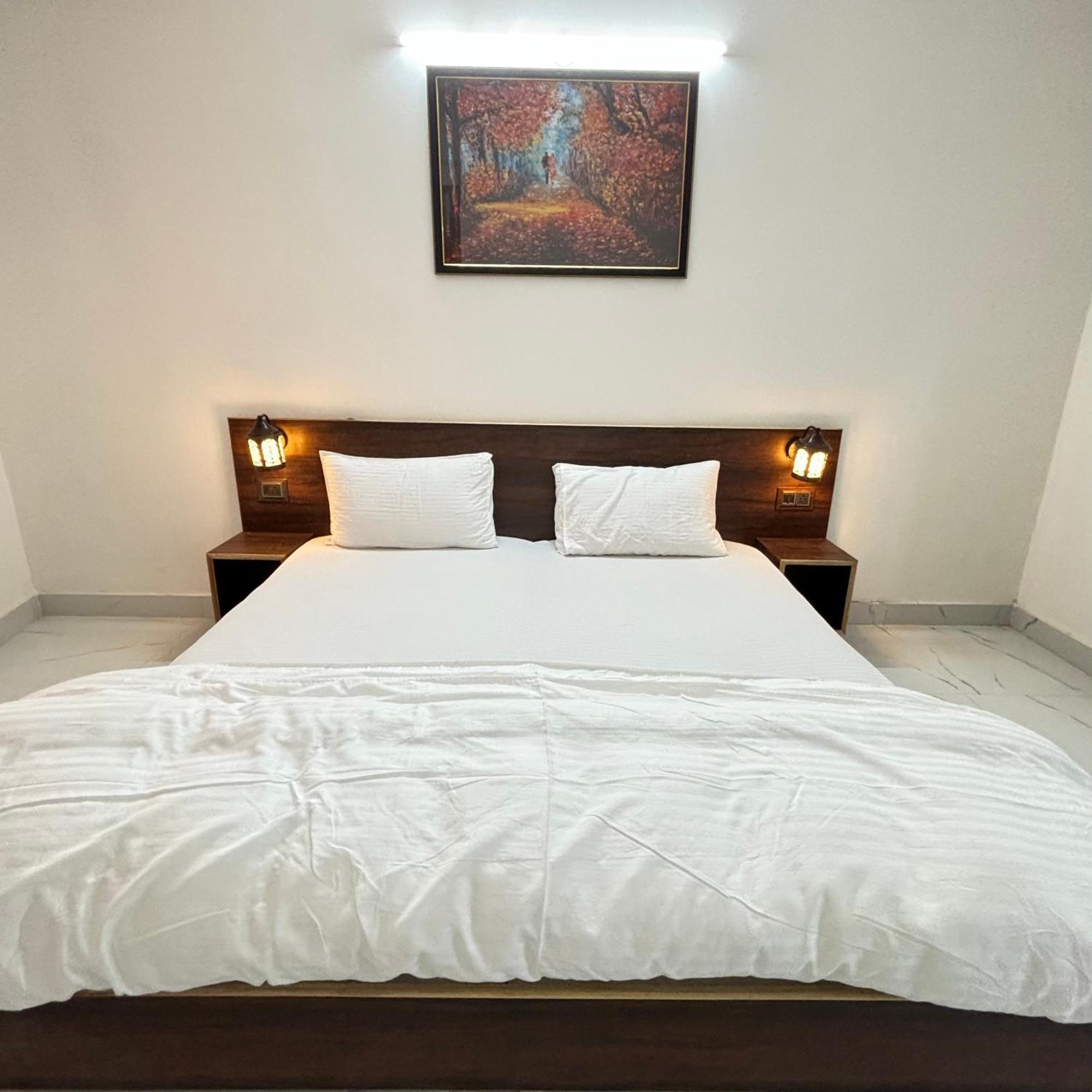 2bhk Near Igi Airport Yashobhoomi Manipal And Venkateshwar Hospital Apartment