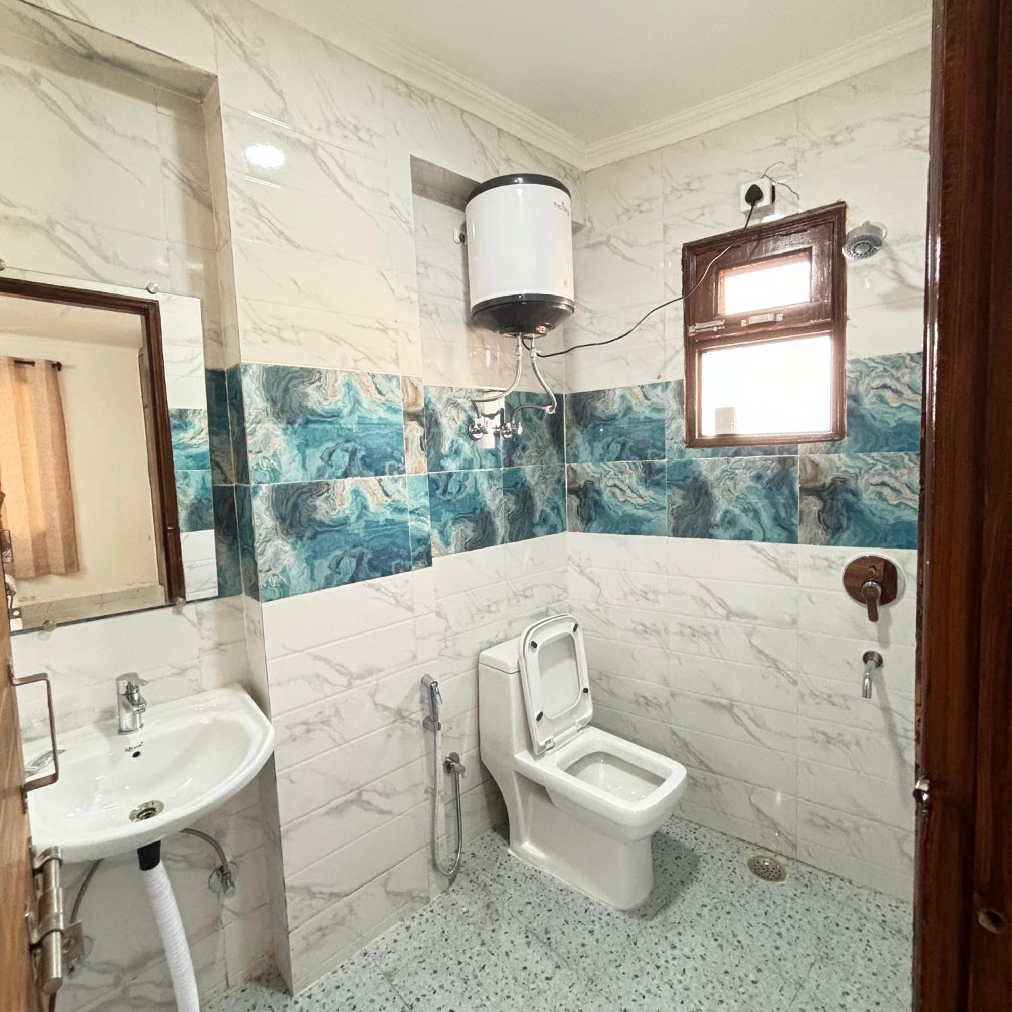 2bhk Near Igi Airport Yashobhoomi Manipal And Venkateshwar Hospital *