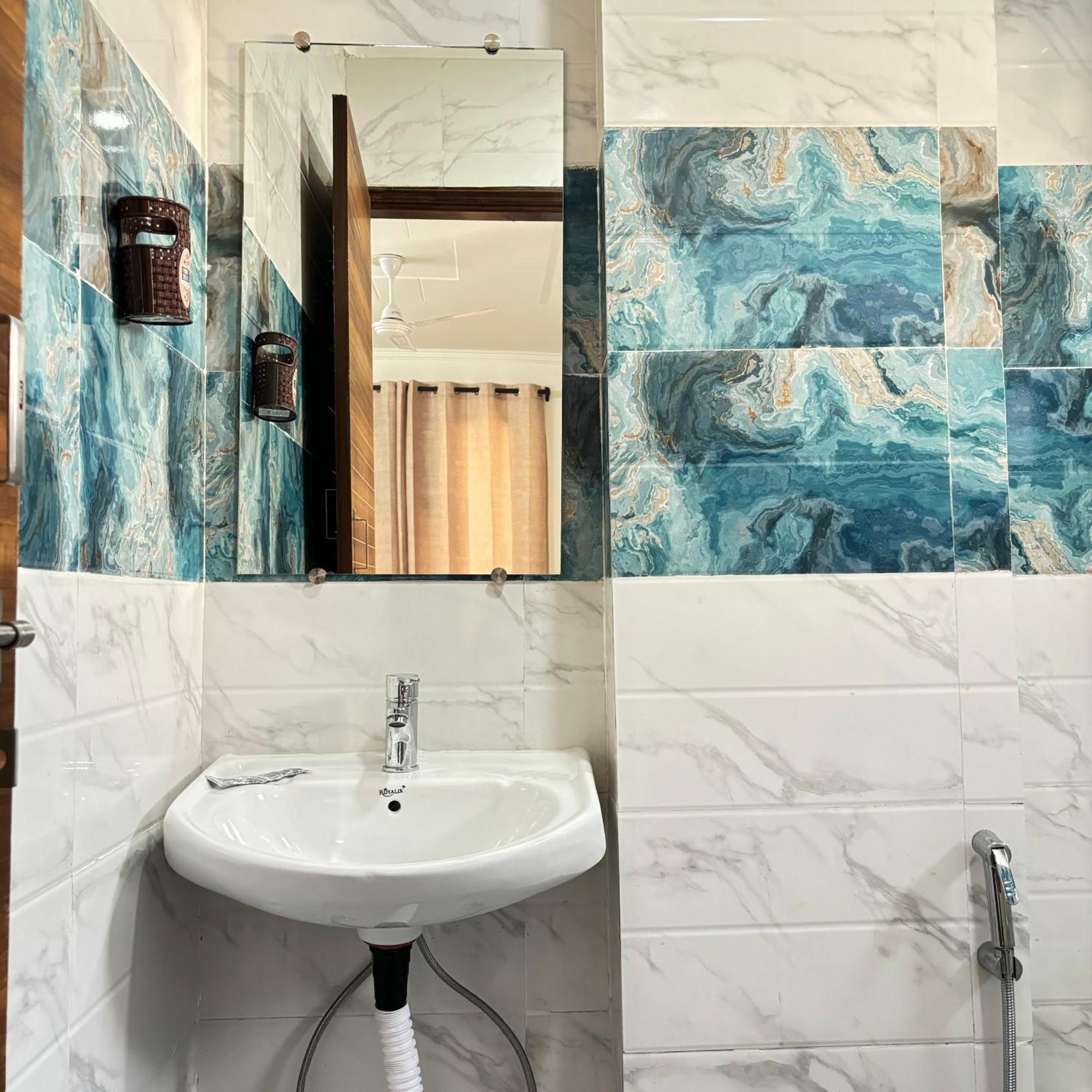 2bhk Near Igi Airport Yashobhoomi Manipal And Venkateshwar Hospital *