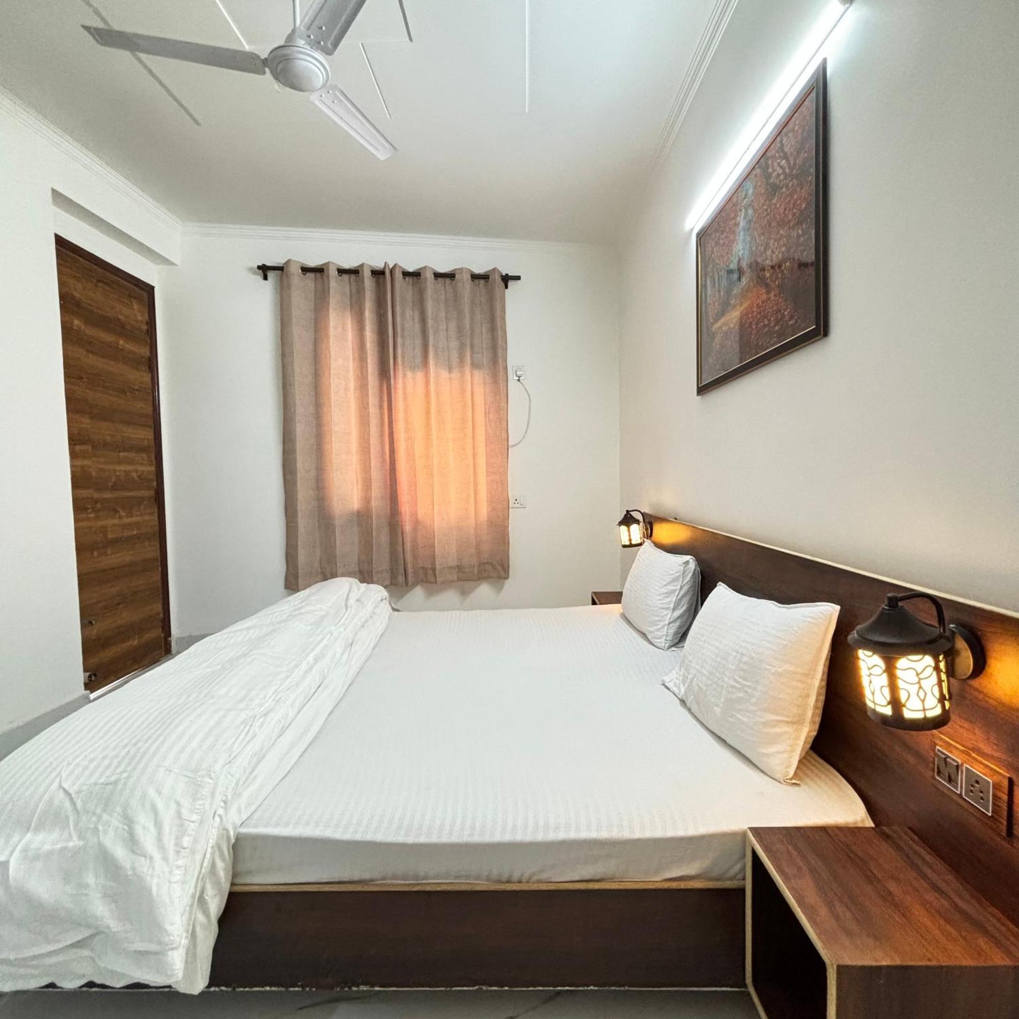 2bhk Near Igi Airport Yashobhoomi Manipal And Venkateshwar Hospital Apartment New Delhi