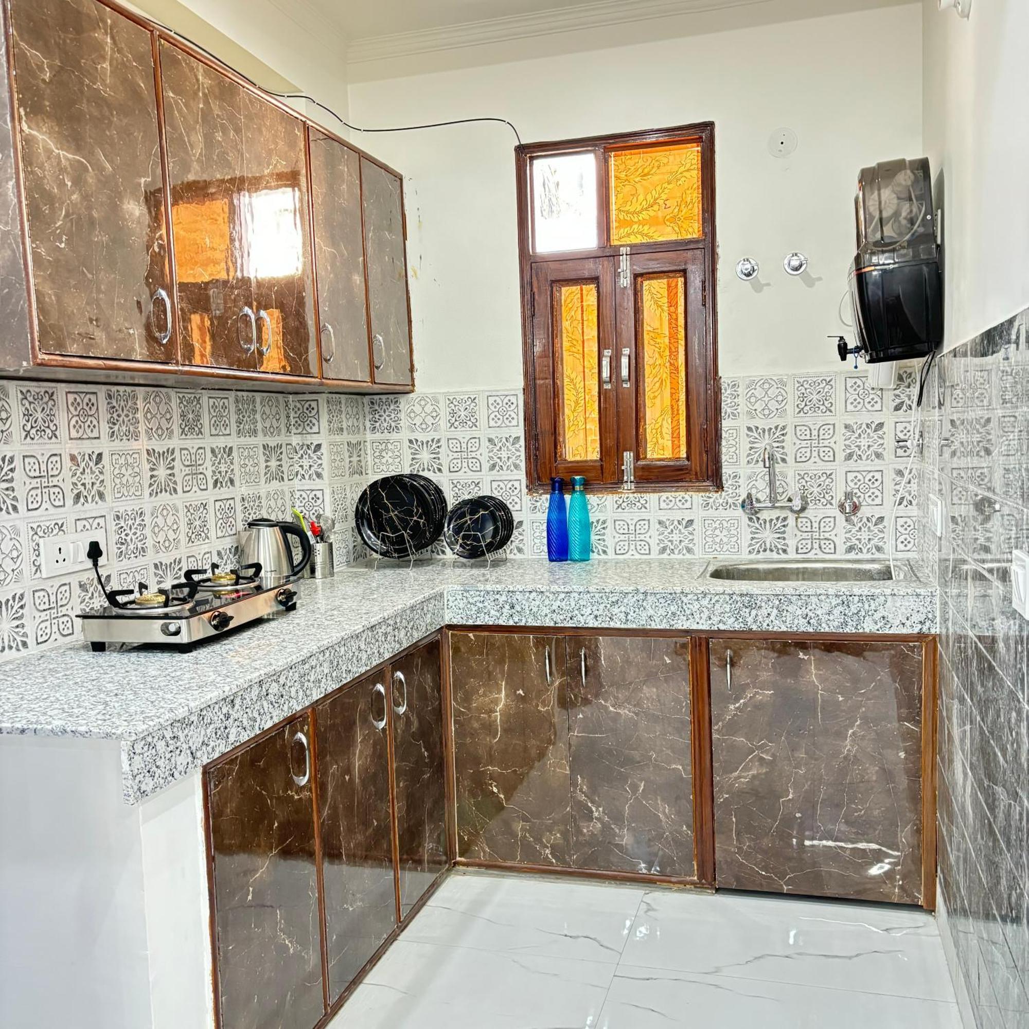 Apartment 2bhk Near Igi Airport Yashobhoomi Manipal And Venkateshwar Hospital
