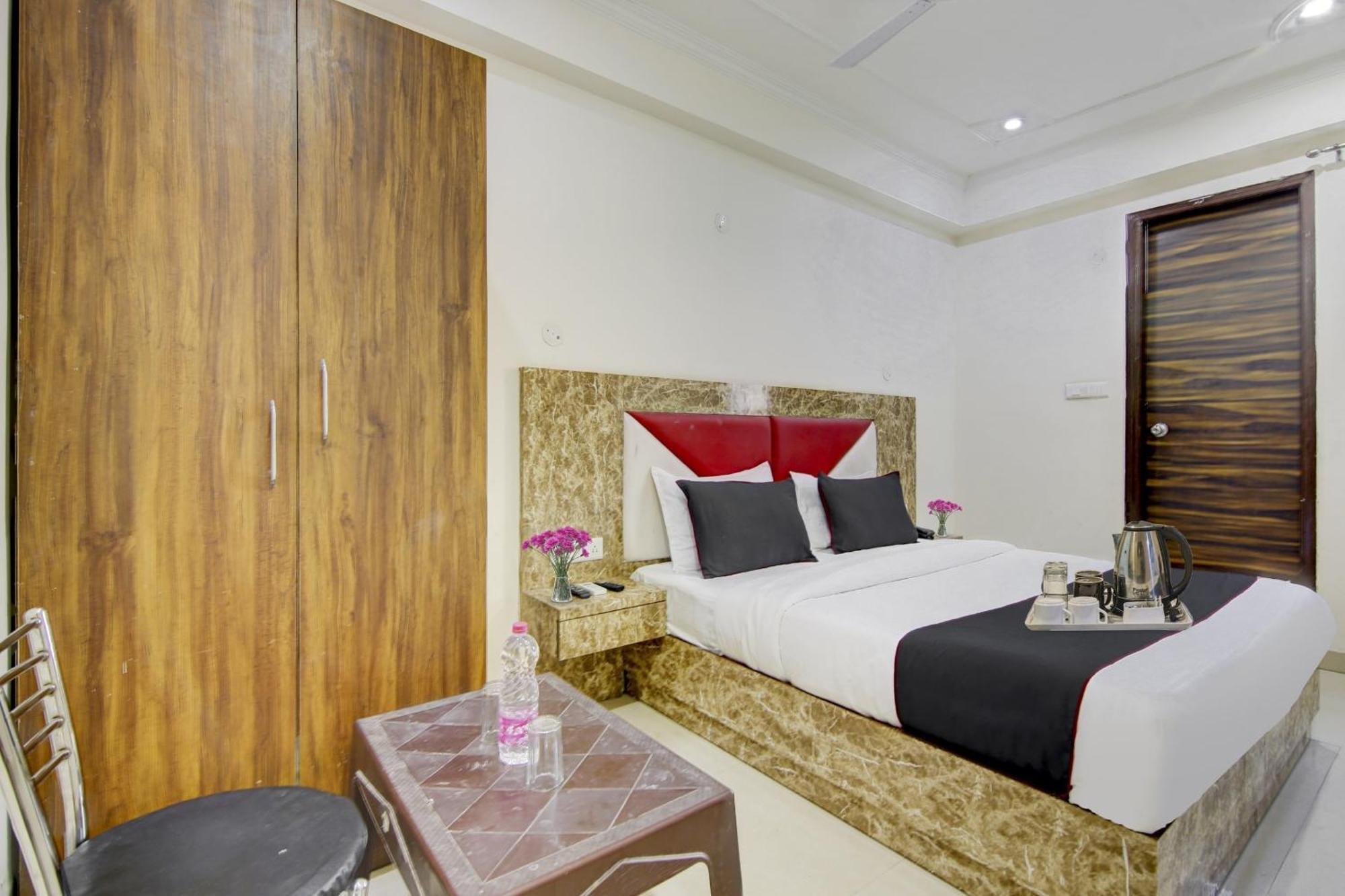 Collection O Golden Blue Near Dwarka Sector 21 Metro Station 3* New Delhi