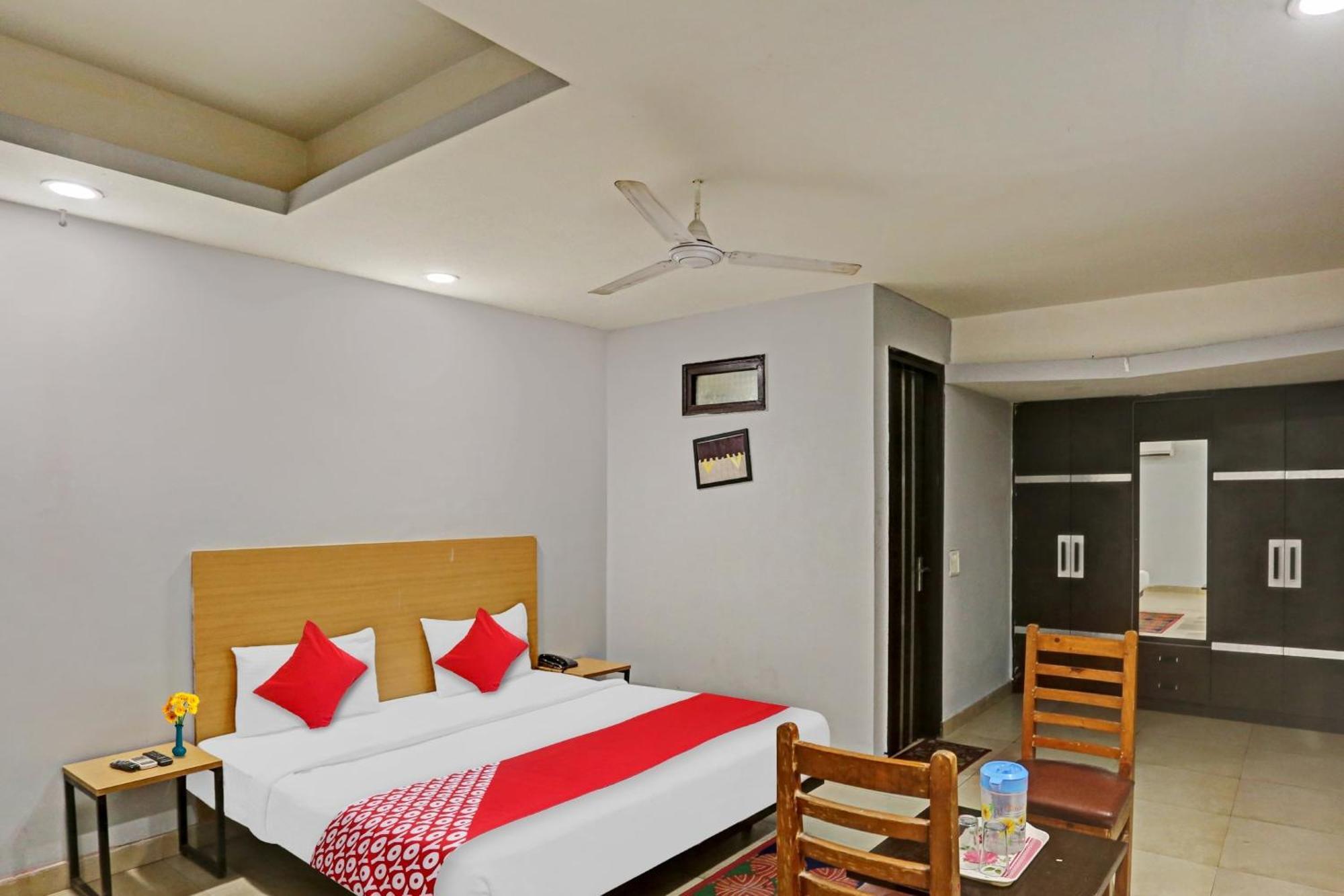 Oyo Flagship Red Near V3s Mall 3*