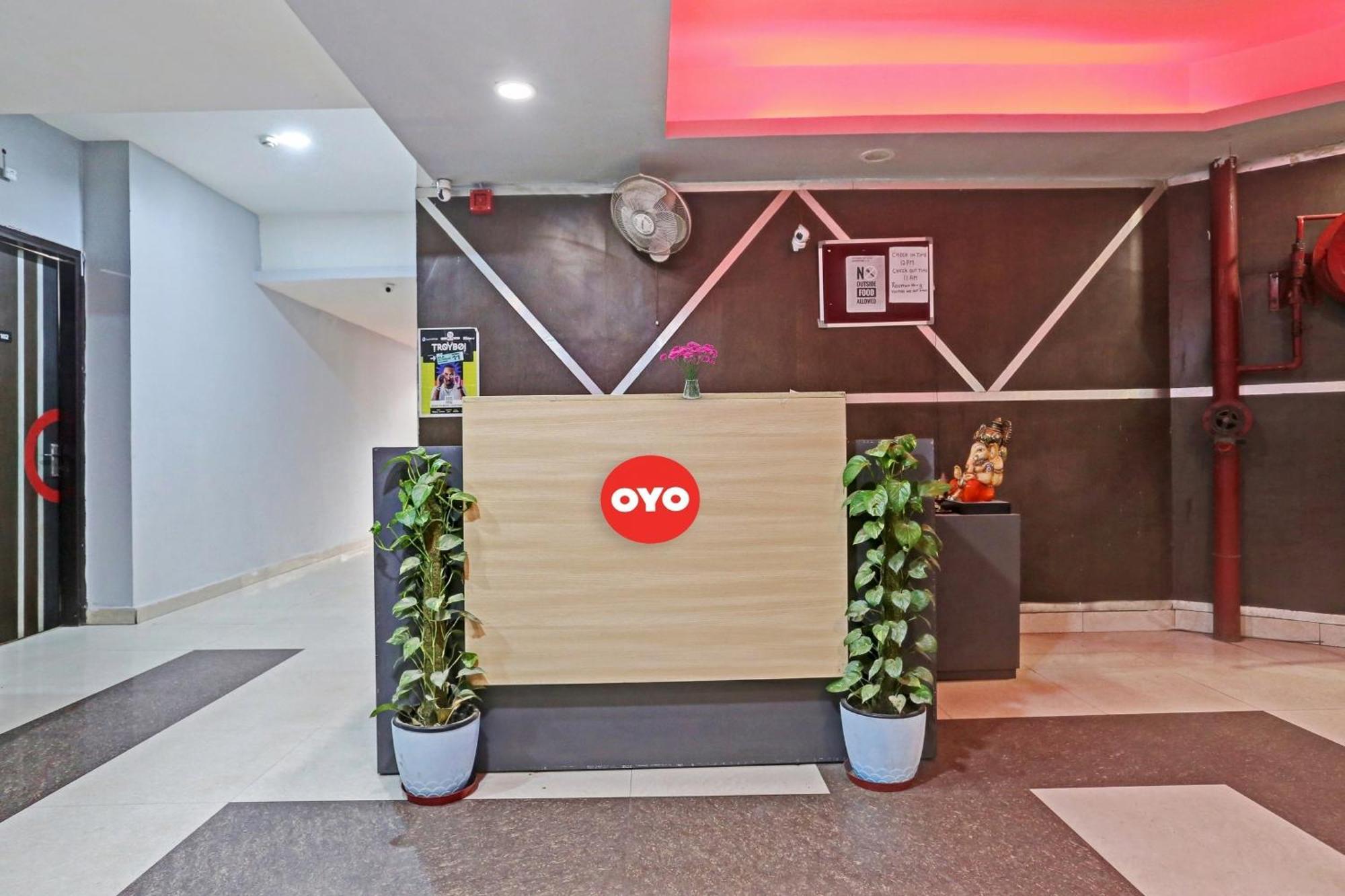 Oyo Flagship Red Near V3s Mall Hotel 3*