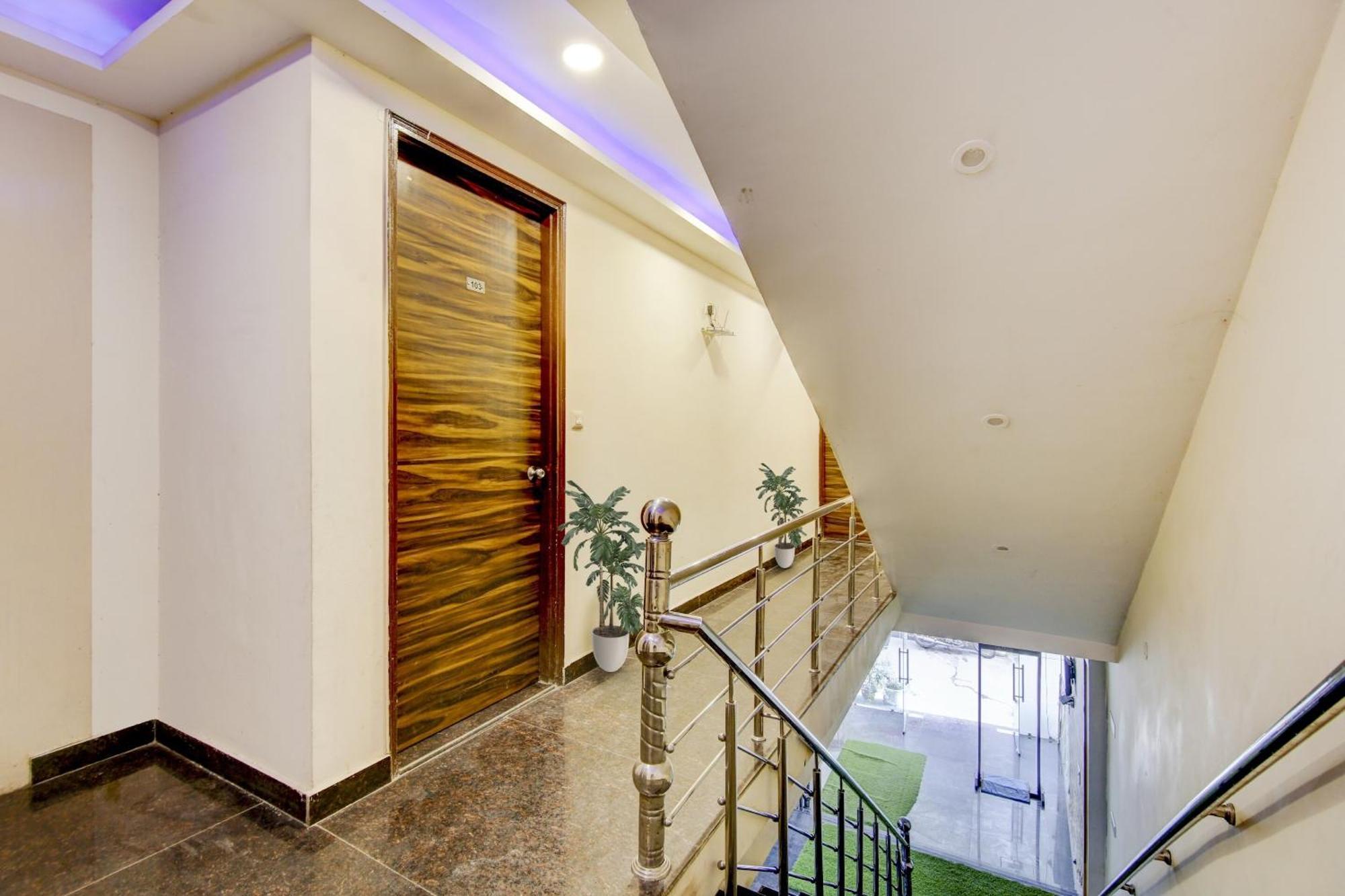 Collection O Golden Blue Near Dwarka Sector 21 Metro Station 3* New Delhi