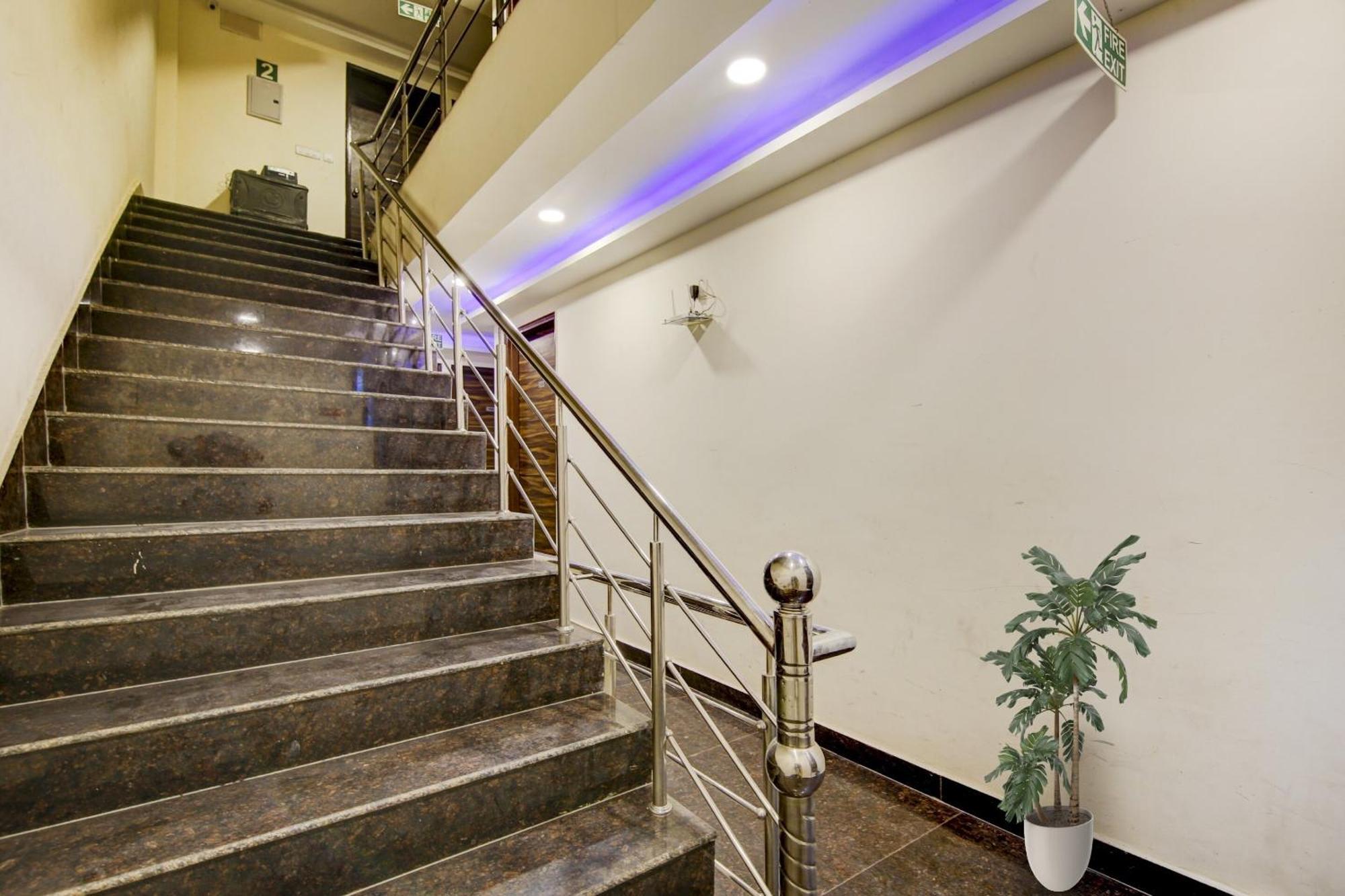 Collection O Golden Blue Near Dwarka Sector 21 Metro Station New Delhi