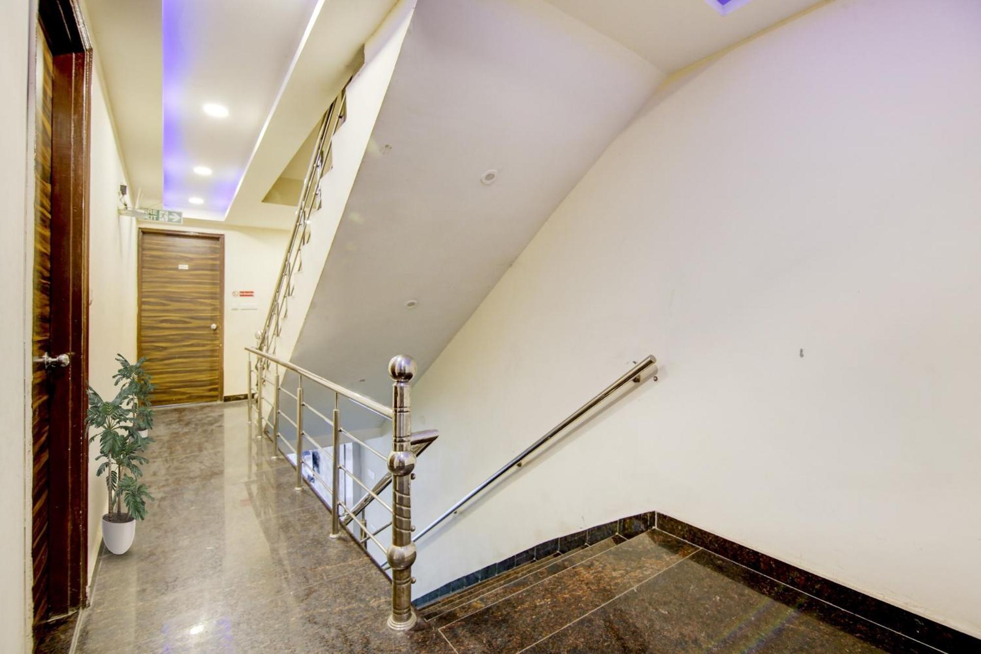 Hotel Collection O Golden Blue Near Dwarka Sector 21 Metro Station New Delhi