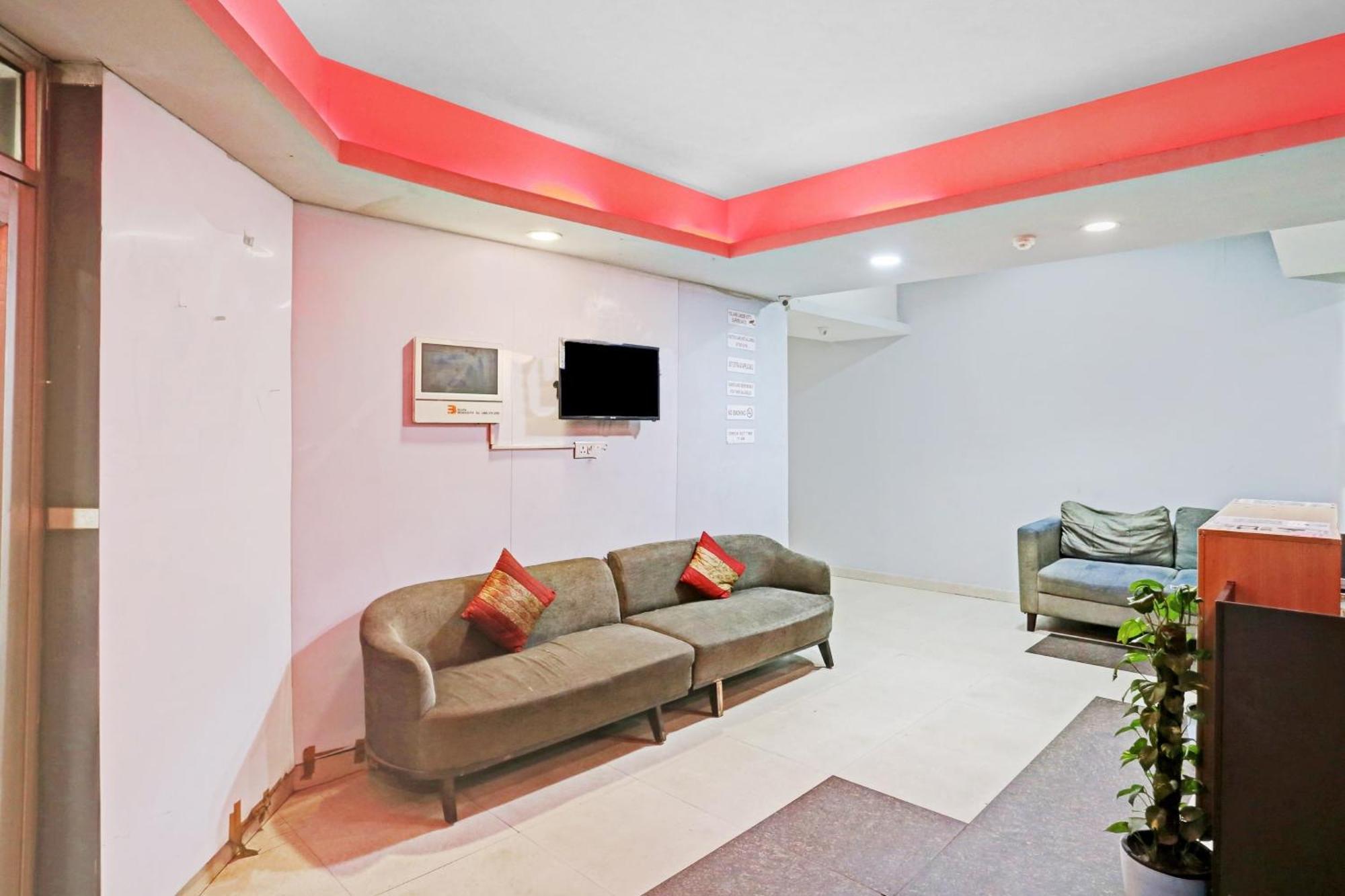 Oyo Flagship Red Near V3s Mall