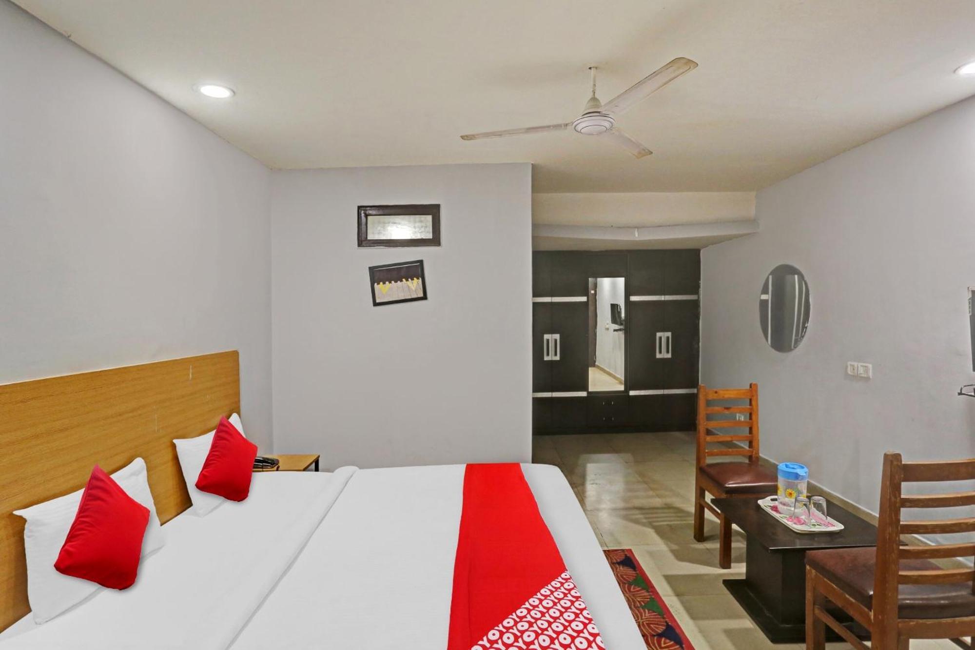 Oyo Flagship Red Near V3s Mall Hotel 3*