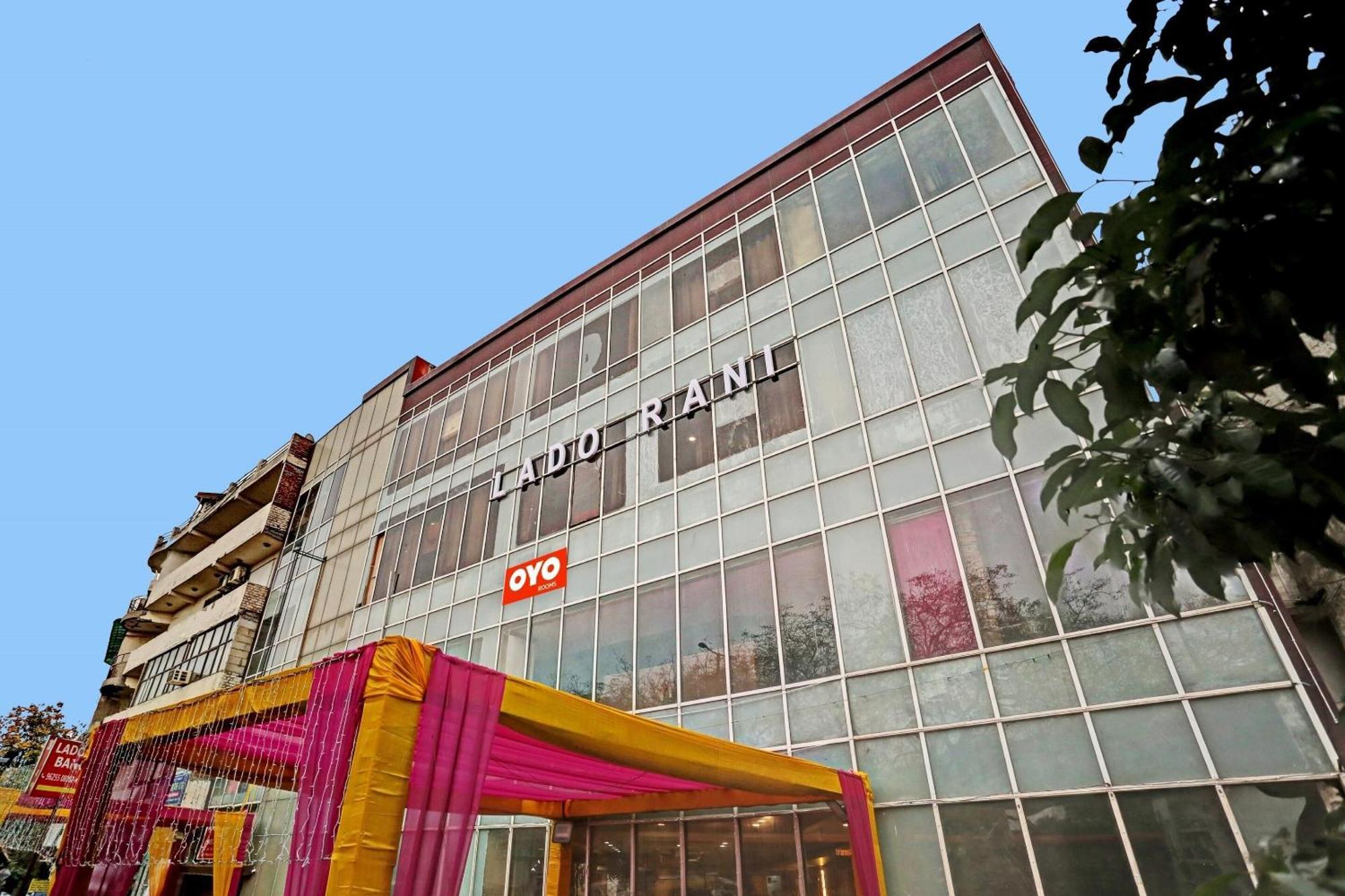 Oyo Flagship Red Near V3s Mall Nova Deli