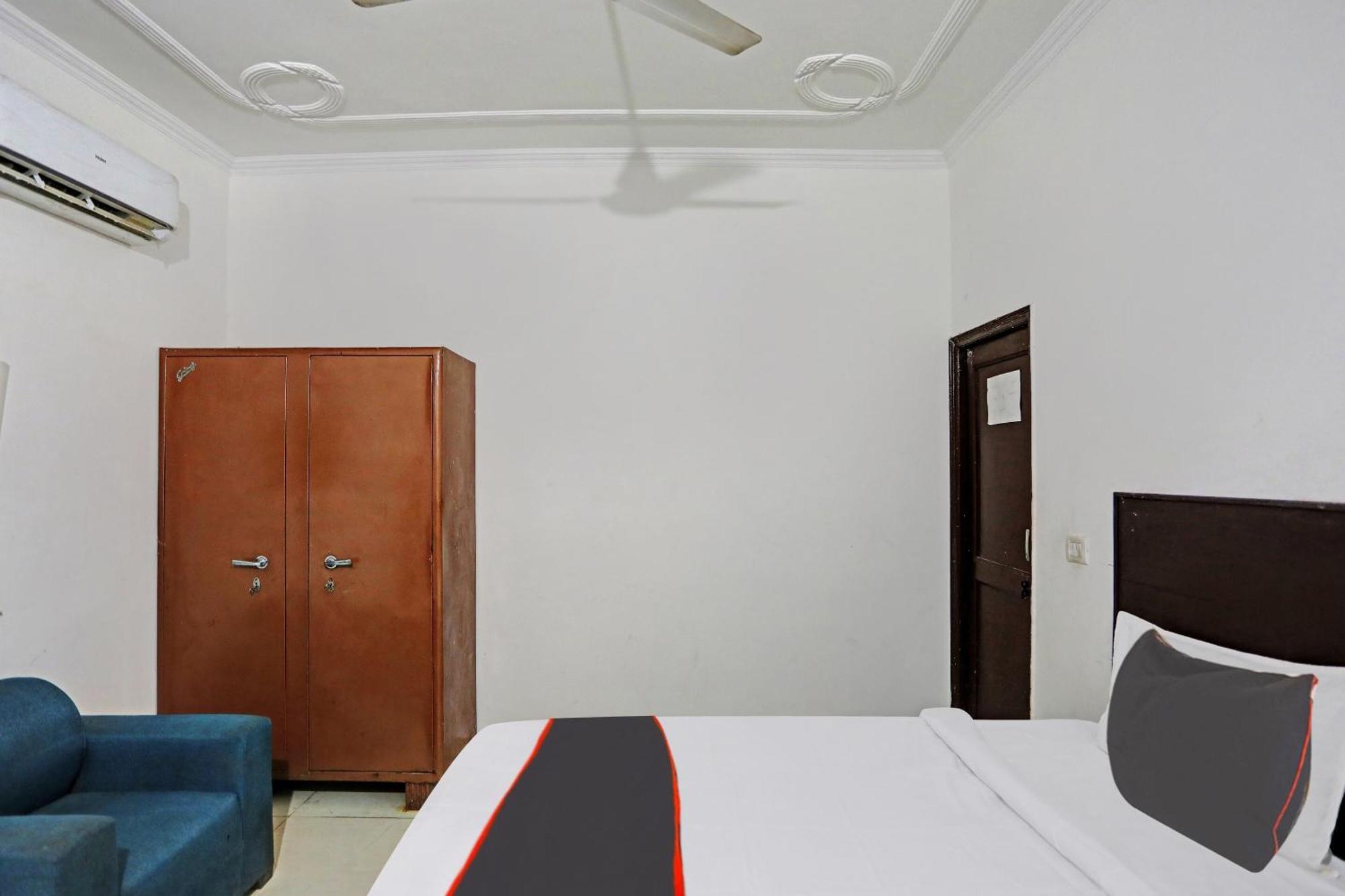 Hotel Collection O Mayank Near Iskcon Temple Noida Kālkāji Devi