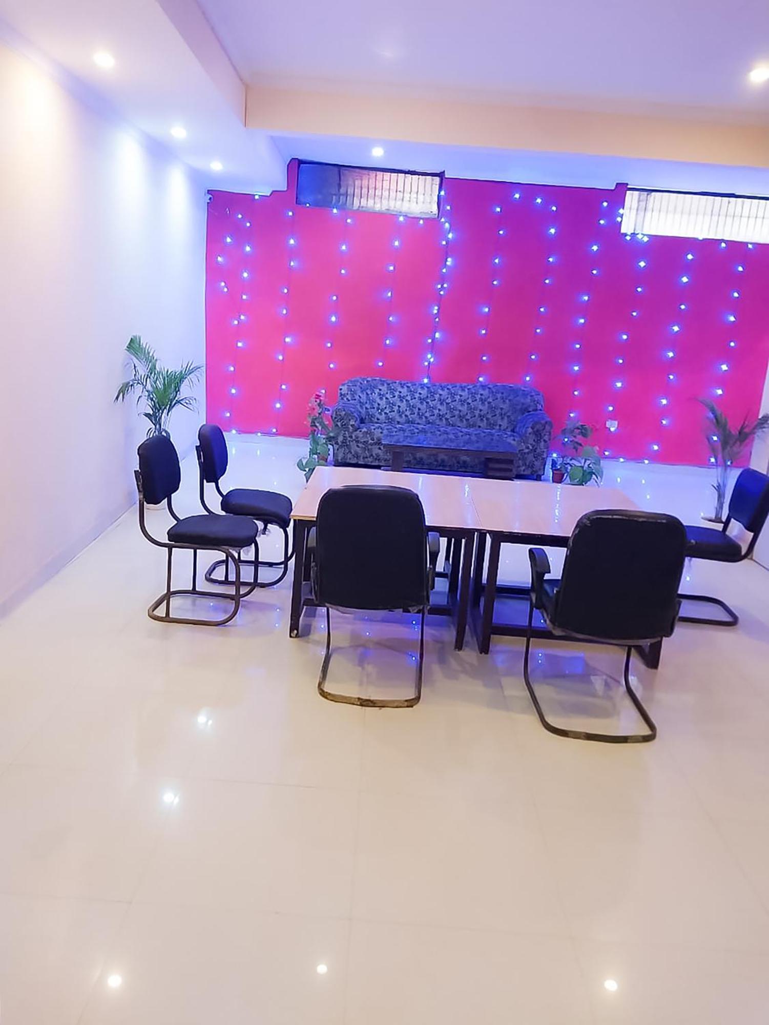 Roomshala 002 Rose Residency Near Yashobhoomi 3* Nova Deli